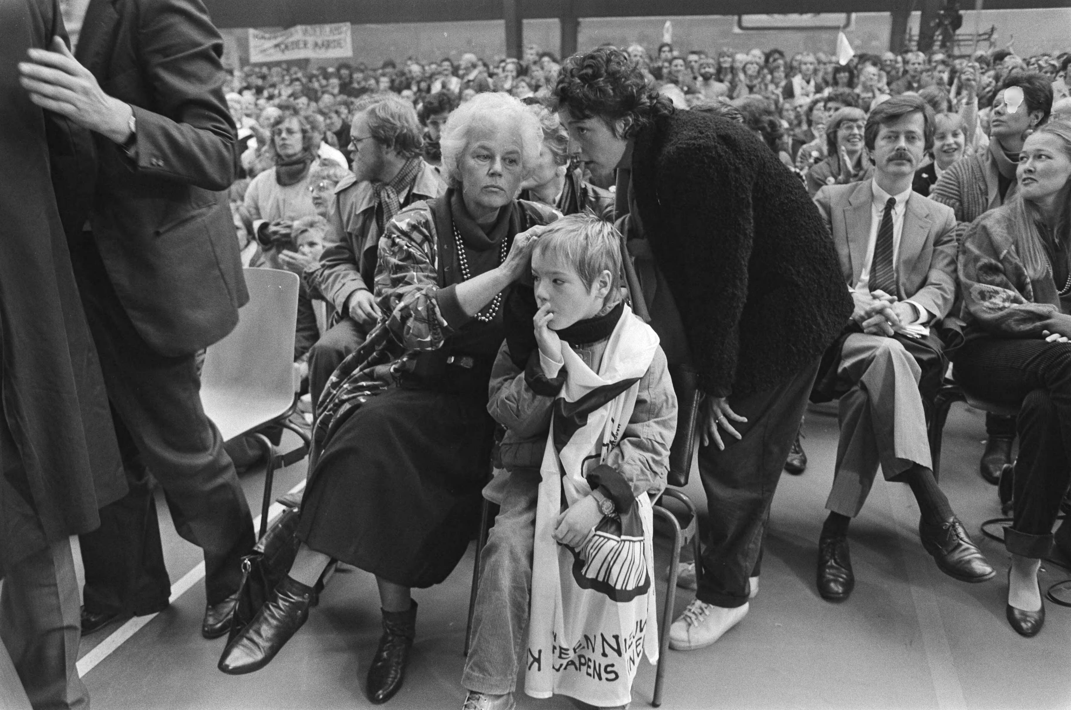 Fotocollectie Anefo — Slotmanifestatie volkspetitionnement in Den Haag ; de bijeenkomst — Foto: Croes, Rob C. / Anefo. Licentie: Set B: Rechtenvrij / Publiek Domein. Bron: Nationaal Archief. http://hdl.handle.net/10648/ad4c05e4-d0b4-102d-bcf8-003048976d84