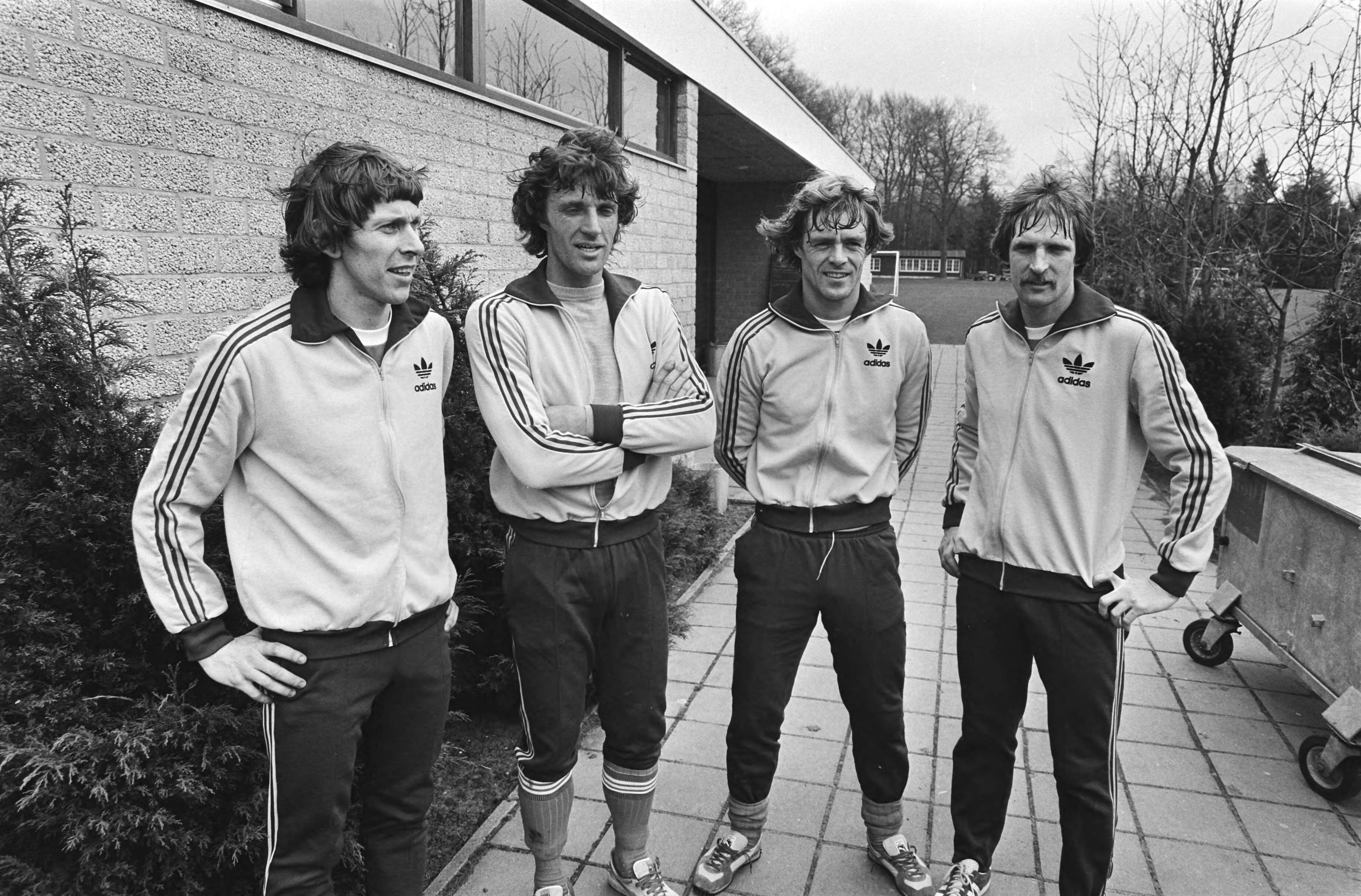 Fotocollectie Anefo — Training Nederlands elftal in Zeist i.v.m. wedstrijd tegen Frankrijk, v.l.n.r. Arnhold Mühren, Ruud Krol, Johnny Rep en Frans Thijssen — Foto: Antonisse, Marcel / Anefo. Licentie: Set B: Rechtenvrij / Publiek Domein. Bron: Nationaal Archief. http://hdl.handle.net/10648/acf7e518-d0b4-102d-bcf8-003048976d84
