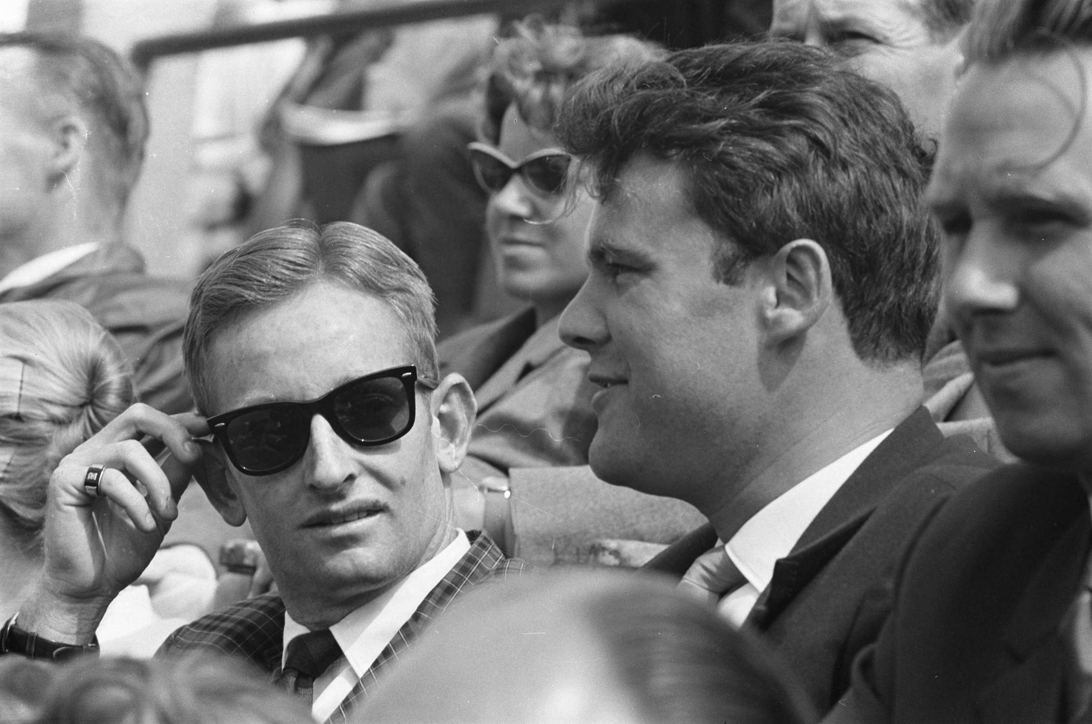 Fotocollectie Anefo — Wimbledonspelers spelen demonstratiepartijen tennis op de METS-banen te Scheveningen. Rod Laver (met zonnebril) op de tribune — Foto: Pot, Harry / Anefo. Licentie: Set B: Rechtenvrij / Publiek Domein. Bron: Nationaal Archief. http://hdl.handle.net/10648/a9dbd72c-d0b4-102d-bcf8-003048976d84