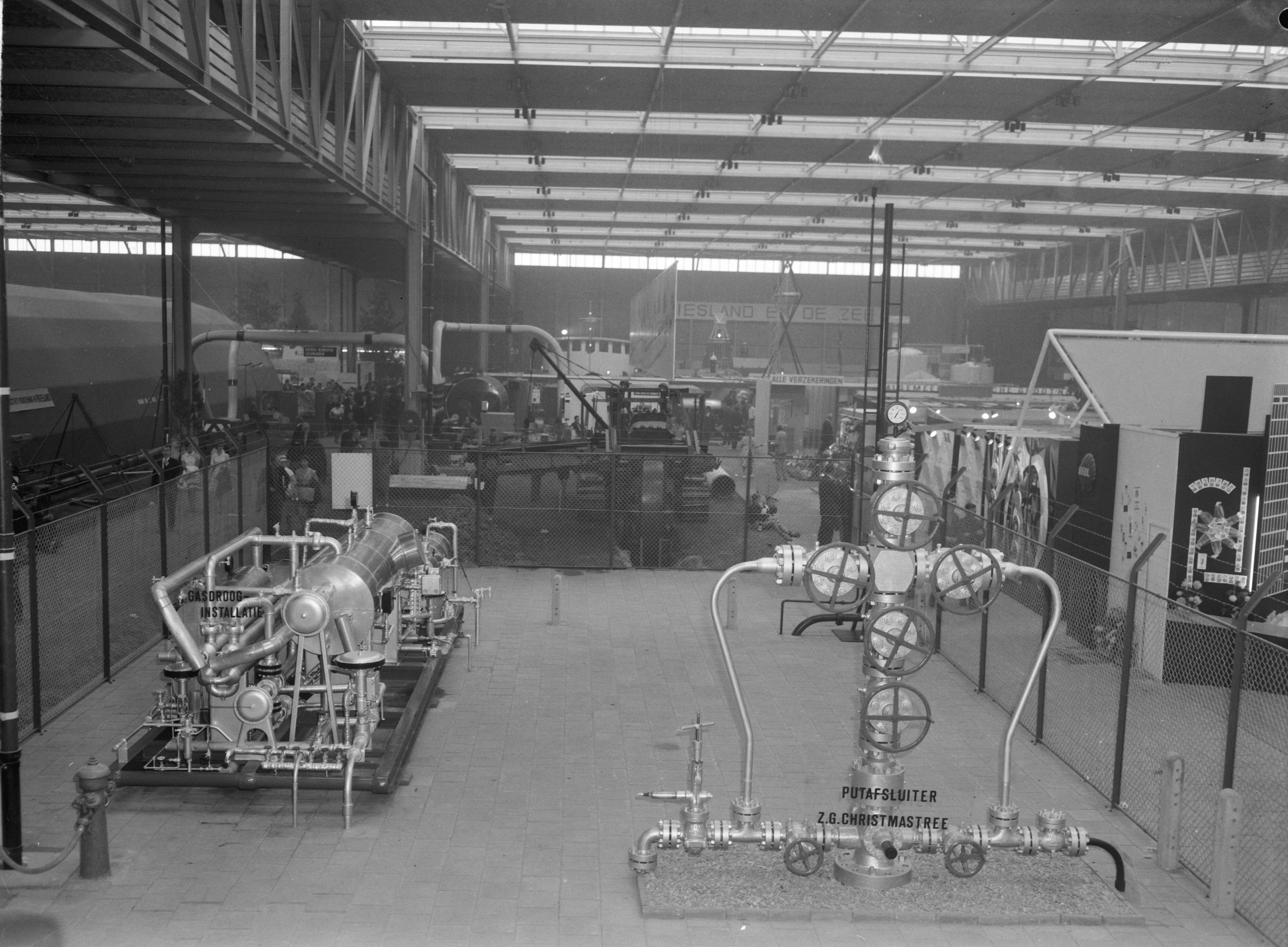 Fotocollectie Anefo — Stand van de NAM op de tentoonstelling "Frisiana" te Leeuwarden (Opdracht NAM) — Foto: Bilsen, Joop van / Anefo. Licentie: Set B: Rechtenvrij / Publiek Domein. Bron: Nationaal Archief. http://hdl.handle.net/10648/aa45f4cc-d0b4-102d-bcf8-003048976d84