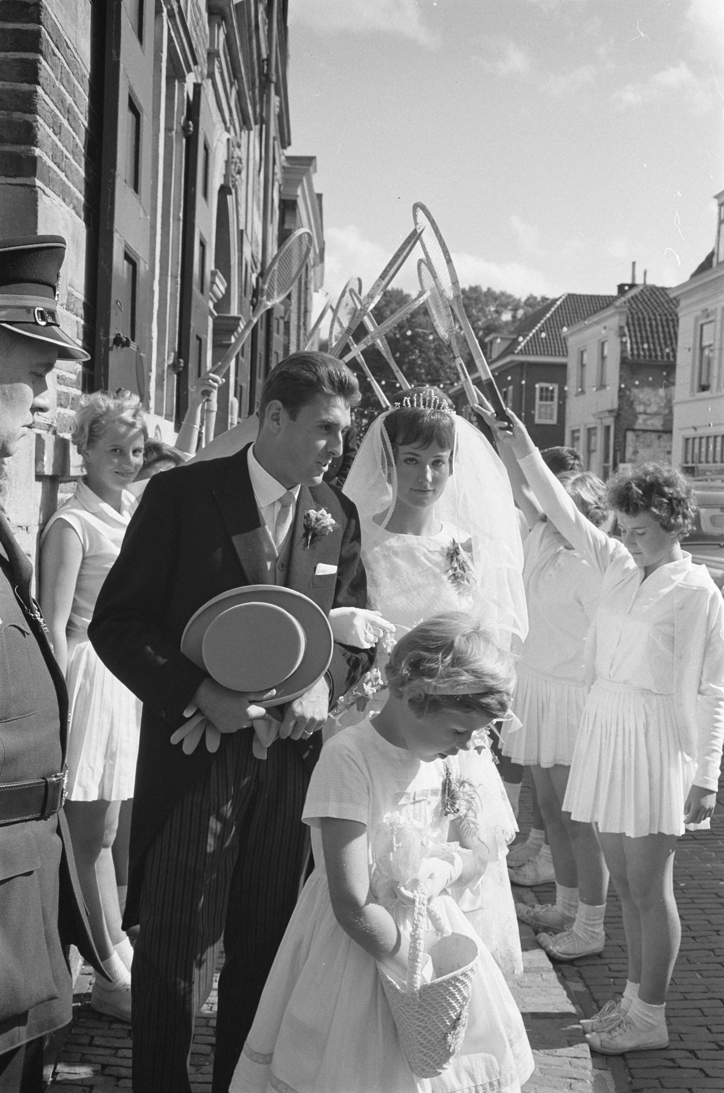 Fotocollectie Anefo — Huwelijk van tennisser Piet van Eijsden en Nel de Ruiter in Naarden — Foto: Broers, F.N. / Anefo. Licentie: Set B: Rechtenvrij / Publiek Domein. Bron: Nationaal Archief. http://hdl.handle.net/10648/aa16adc0-d0b4-102d-bcf8-003048976d84