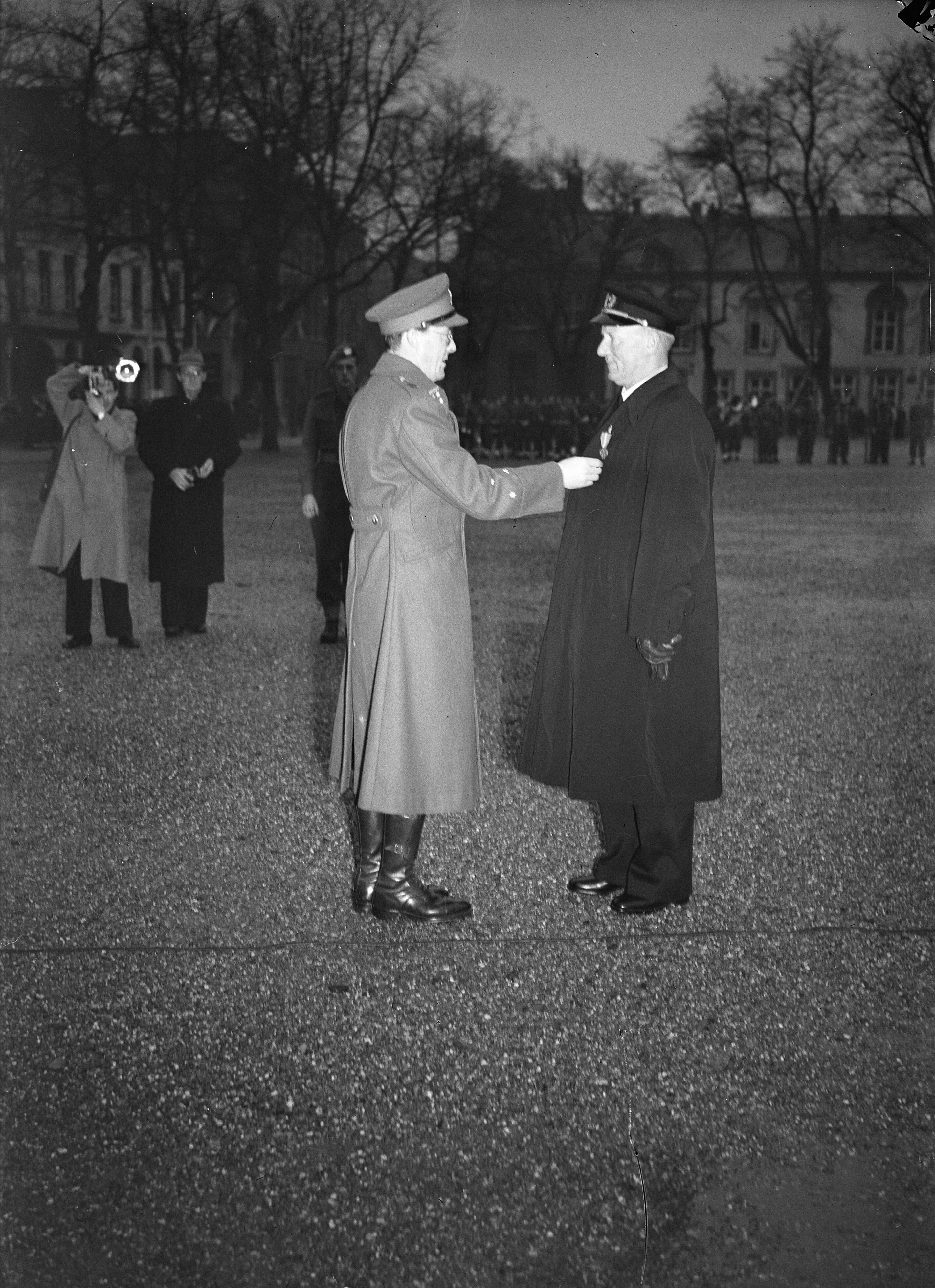 Fotocollectie Anefo — Uitreiking onderscheidingen door Prins Bernhard op het Vrijthof te Maastricht. Kapitein der koopvaardij J. Knop uit Schiedam ontving het Kruis van Verdienste — Foto: Sagers, Harry / Anefo. Licentie: Set B: Rechtenvrij / Publiek Domein. Bron: Nationaal Archief. http://hdl.handle.net/10648/a8b07e52-d0b4-102d-bcf8-003048976d84