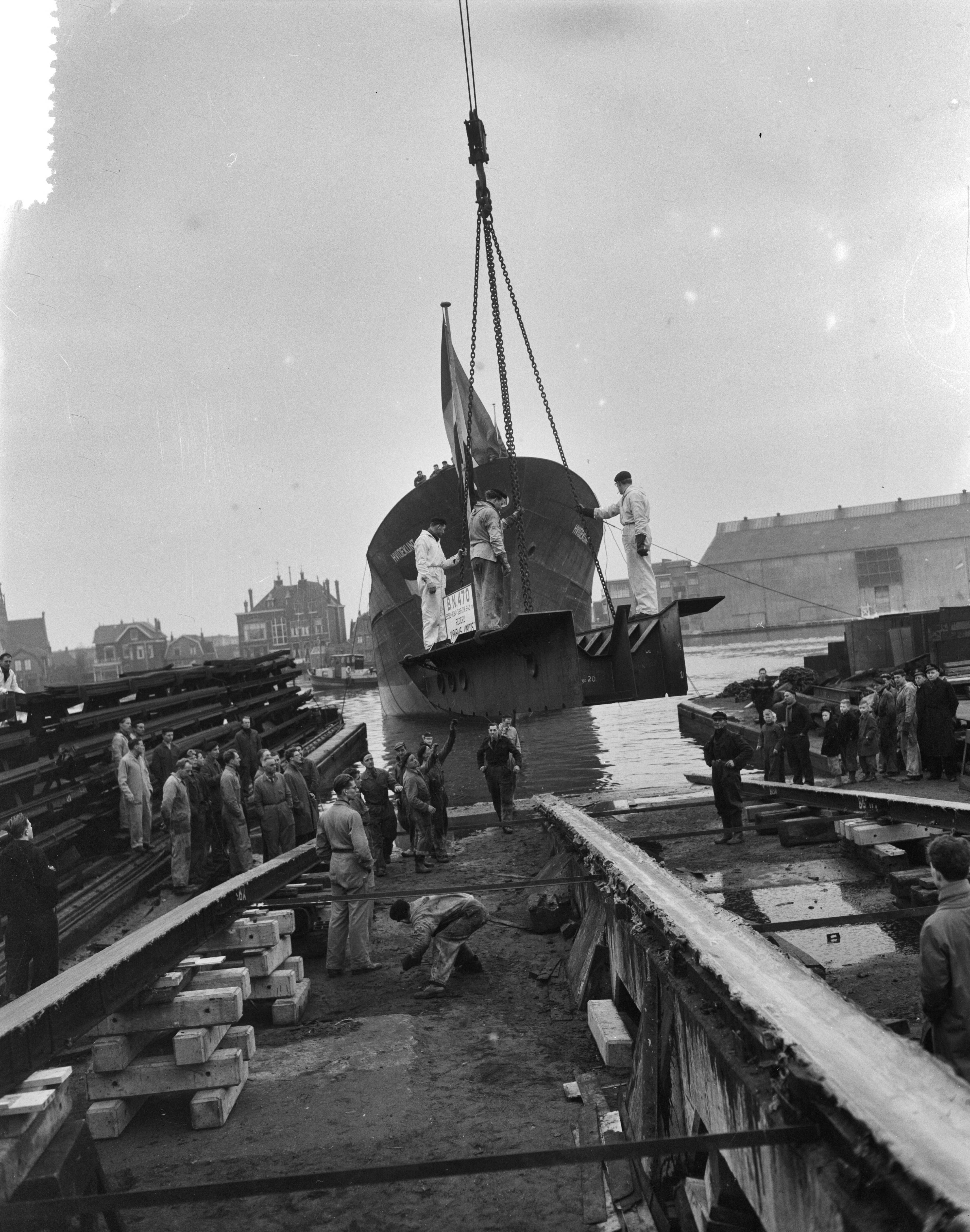 Fotocollectie Anefo — Tewaterlating motorcoaster "Hvideklint" bij de Zaanlandse Scheepsbouw Maatschappij te Zaandam — Foto: Bilsen, Joop van / Anefo. Licentie: Set B: Rechtenvrij / Publiek Domein. Bron: Nationaal Archief. http://hdl.handle.net/10648/a95b2f82-d0b4-102d-bcf8-003048976d84