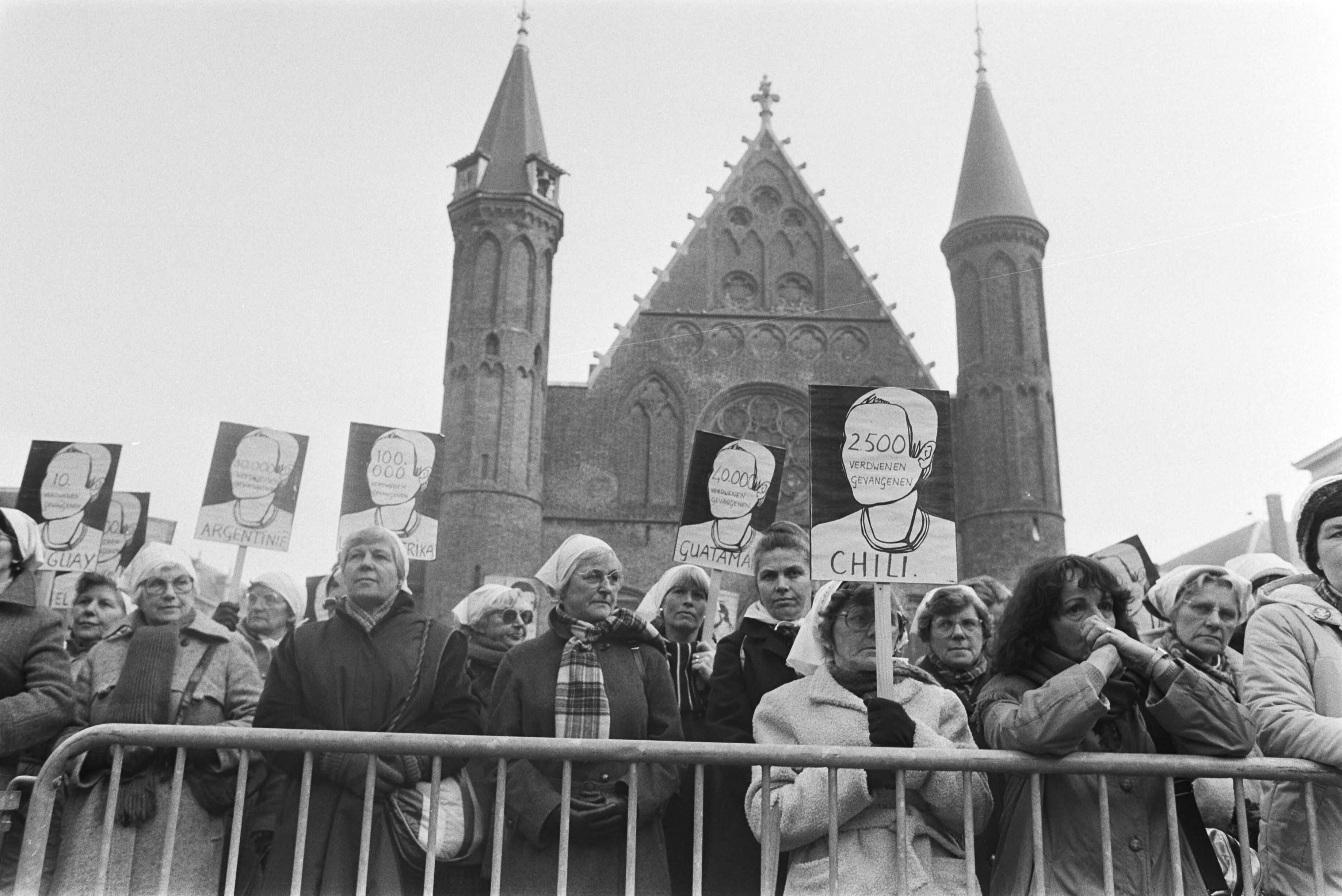 Fotocollectie Anefo — Demonstratie vrouwen uit solidariteit met "Dwaze Moeders Den Haag ; vrouwen op het Binnenhof — Foto: Croes, Rob C. / Anefo. Licentie: Set B: Rechtenvrij / Publiek Domein. Bron: Nationaal Archief. http://hdl.handle.net/10648/ad34c9ba-d0b4-102d-bcf8-003048976d84