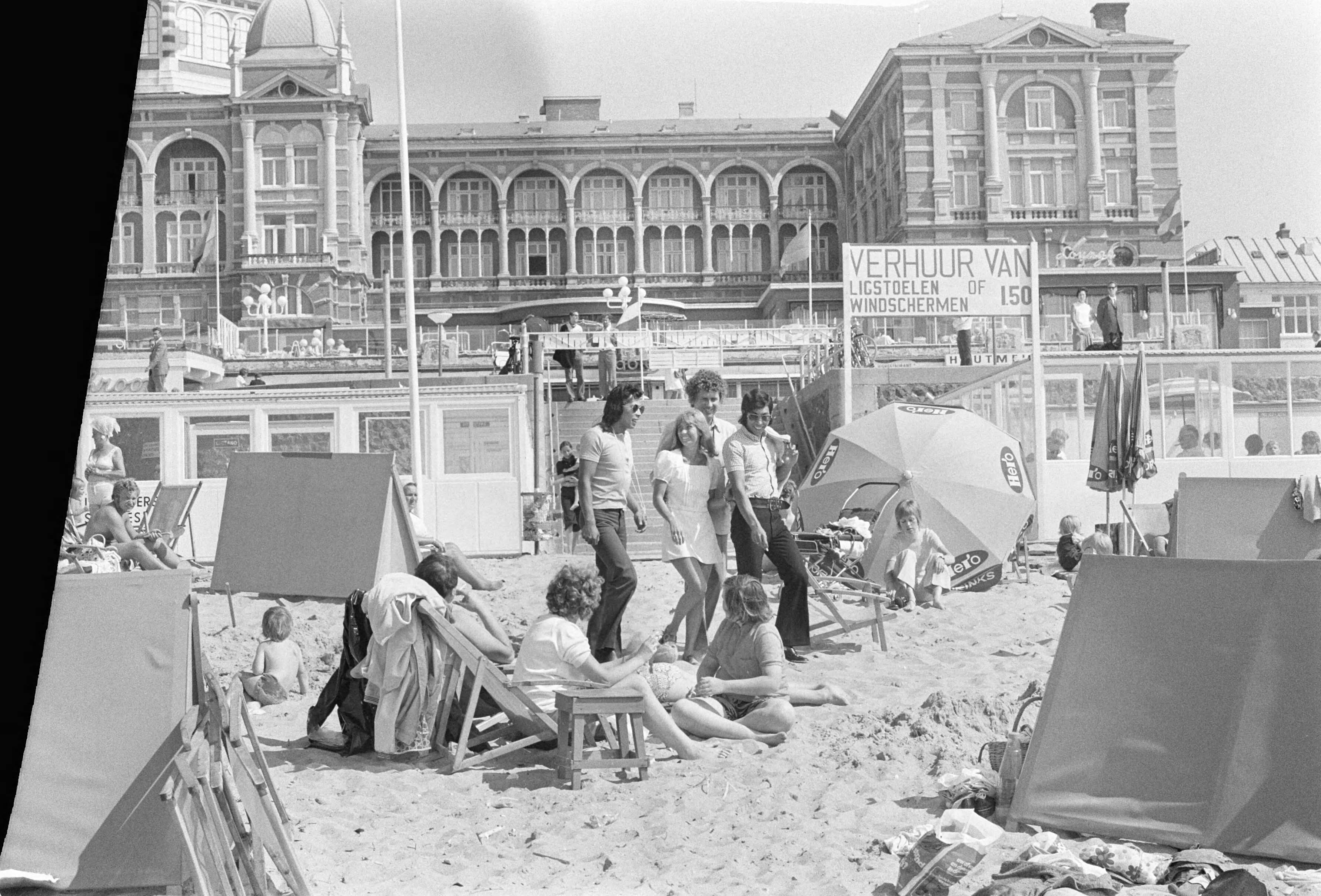 Fotocollectie Anefo — Seth Gaaikema, Willeke Alberti en The Blue Diamonds op strand Scheveningen — Foto: Verhoeff, Bert / Anefo. Licentie: Set B: Rechtenvrij / Publiek Domein. Bron: Nationaal Archief. http://hdl.handle.net/10648/abc4f4d8-d0b4-102d-bcf8-003048976d84