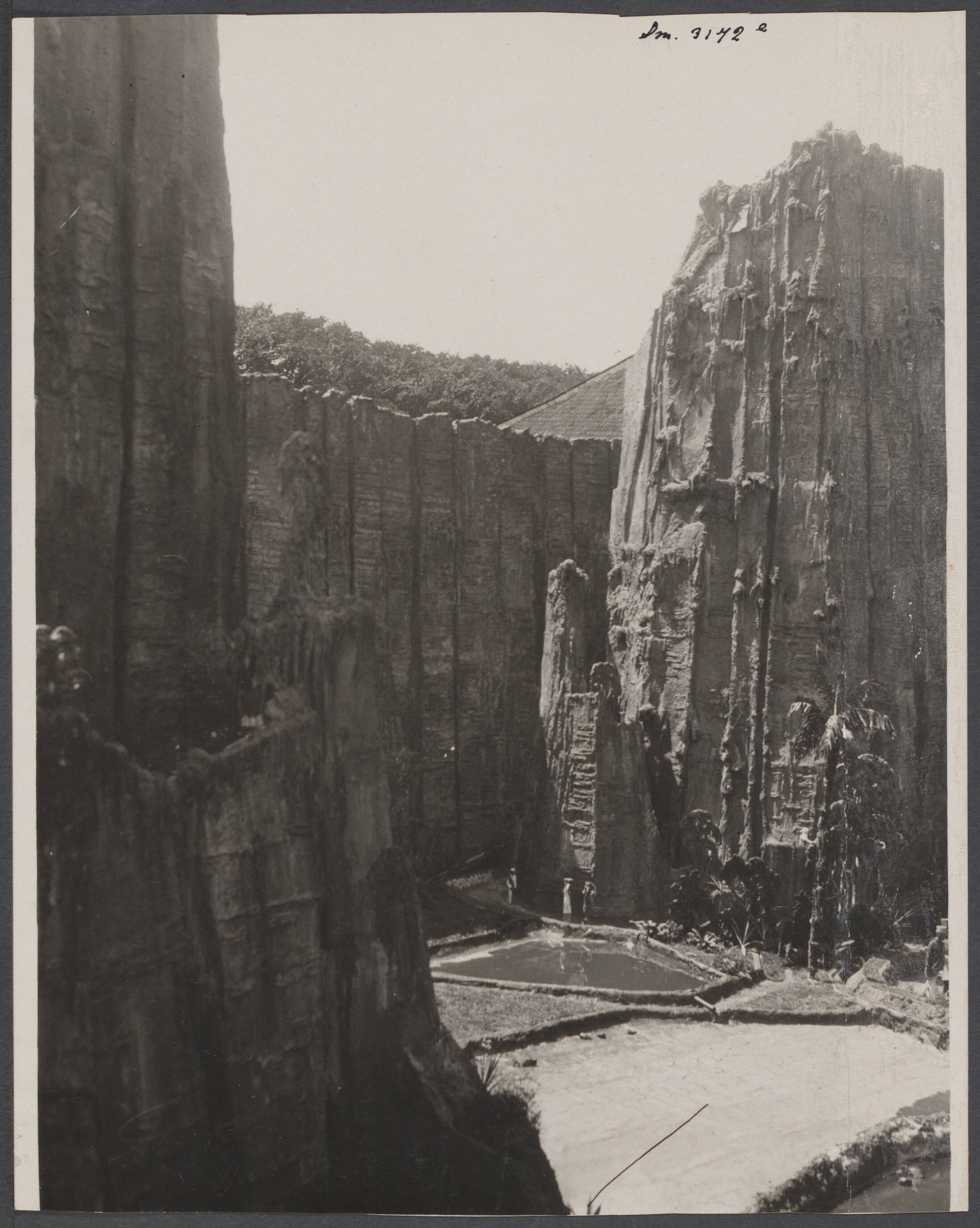 Koloniale tentoonstellingen, Den Haag 1932 - Nederland — Indische tentoonstelling in het Westbroekpark te Scheveningen [Diorama met metershoge impressie van de Harau kloof te Sumatra] — Foto: Onbekend / Publiek Domein of Rechtenvrij. Licentie: Set B: Rechtenvrij / Publiek Domein. Bron: Nationaal Archief. http://hdl.handle.net/10648/e47678b5-eeac-5be2-342b-2be766527433