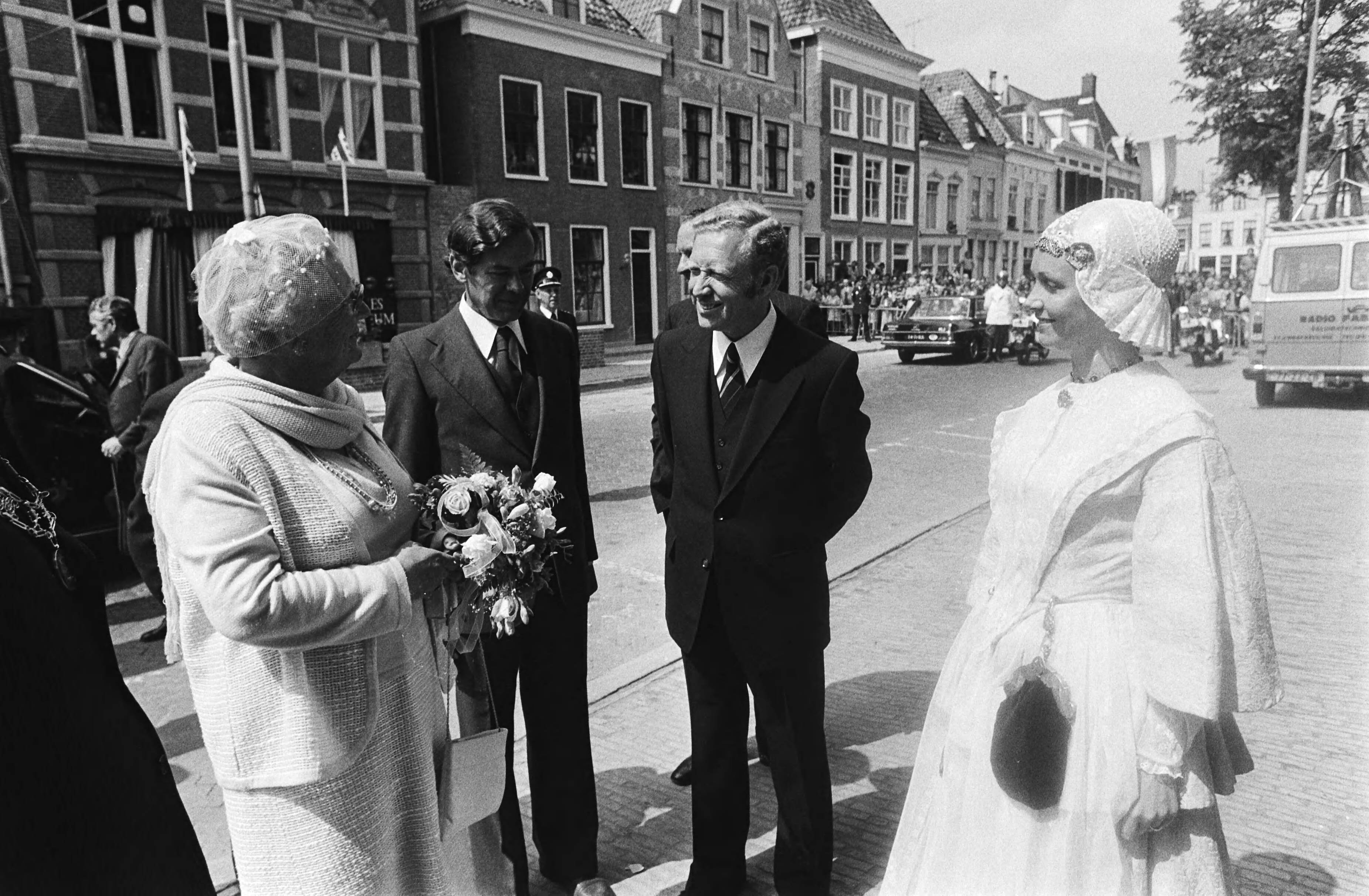 Fotocollectie Anefo — Bezoek Koningin aan Friesland; in kanselarij Turmarkt in Leeuwarden — Foto: Suyk, Koen / Anefo. Licentie: Set B: Rechtenvrij / Publiek Domein. Bron: Nationaal Archief. http://hdl.handle.net/10648/acb67f88-d0b4-102d-bcf8-003048976d84