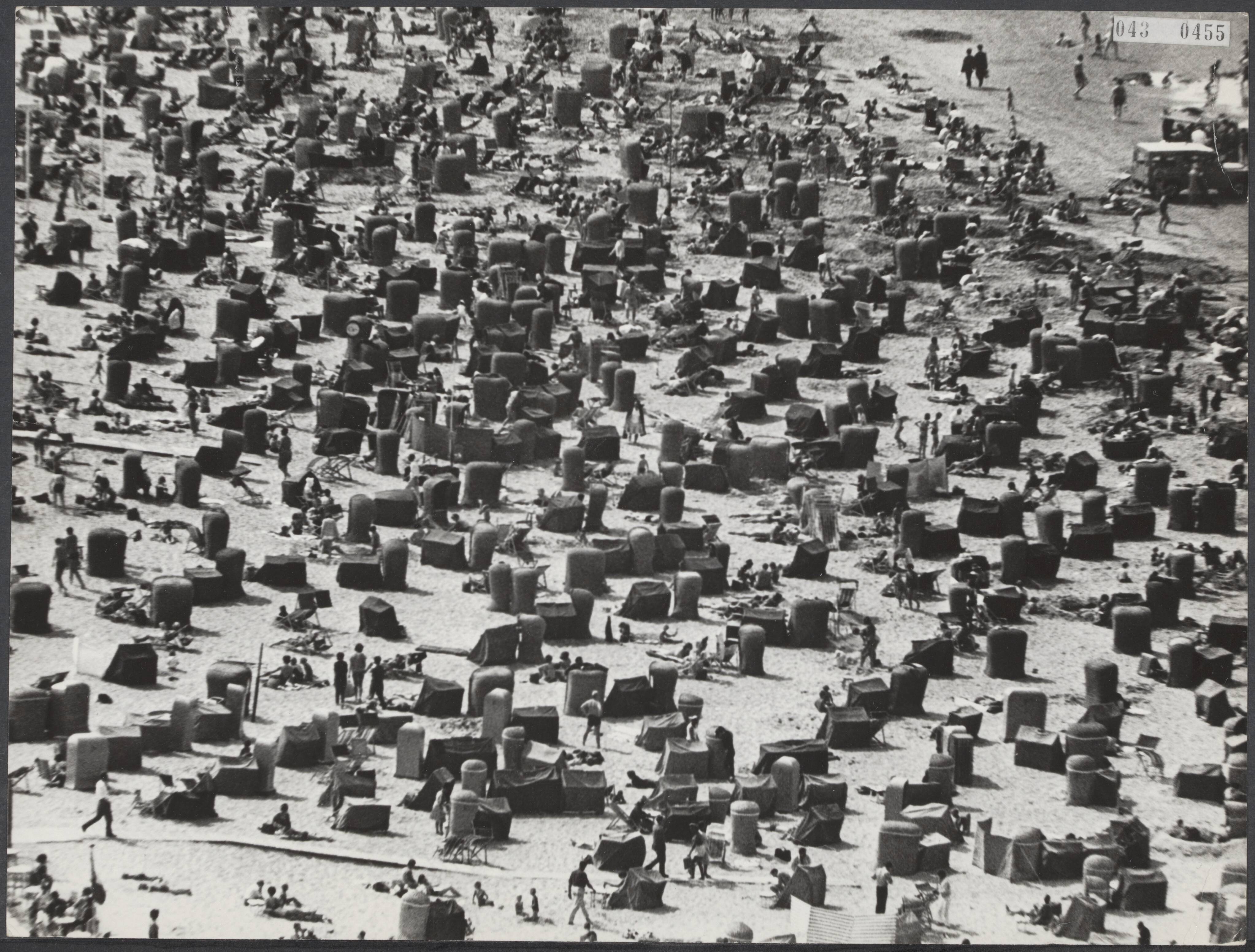 Fotocollectie Elsevier Binnenland — Topdrukte op het strand van Zandvoort — Foto: Kroon, Ron / Anefo. Licentie: Set B: Rechtenvrij / Publiek Domein. Bron: Nationaal Archief. http://hdl.handle.net/10648/adf90a0a-d0b4-102d-bcf8-003048976d84