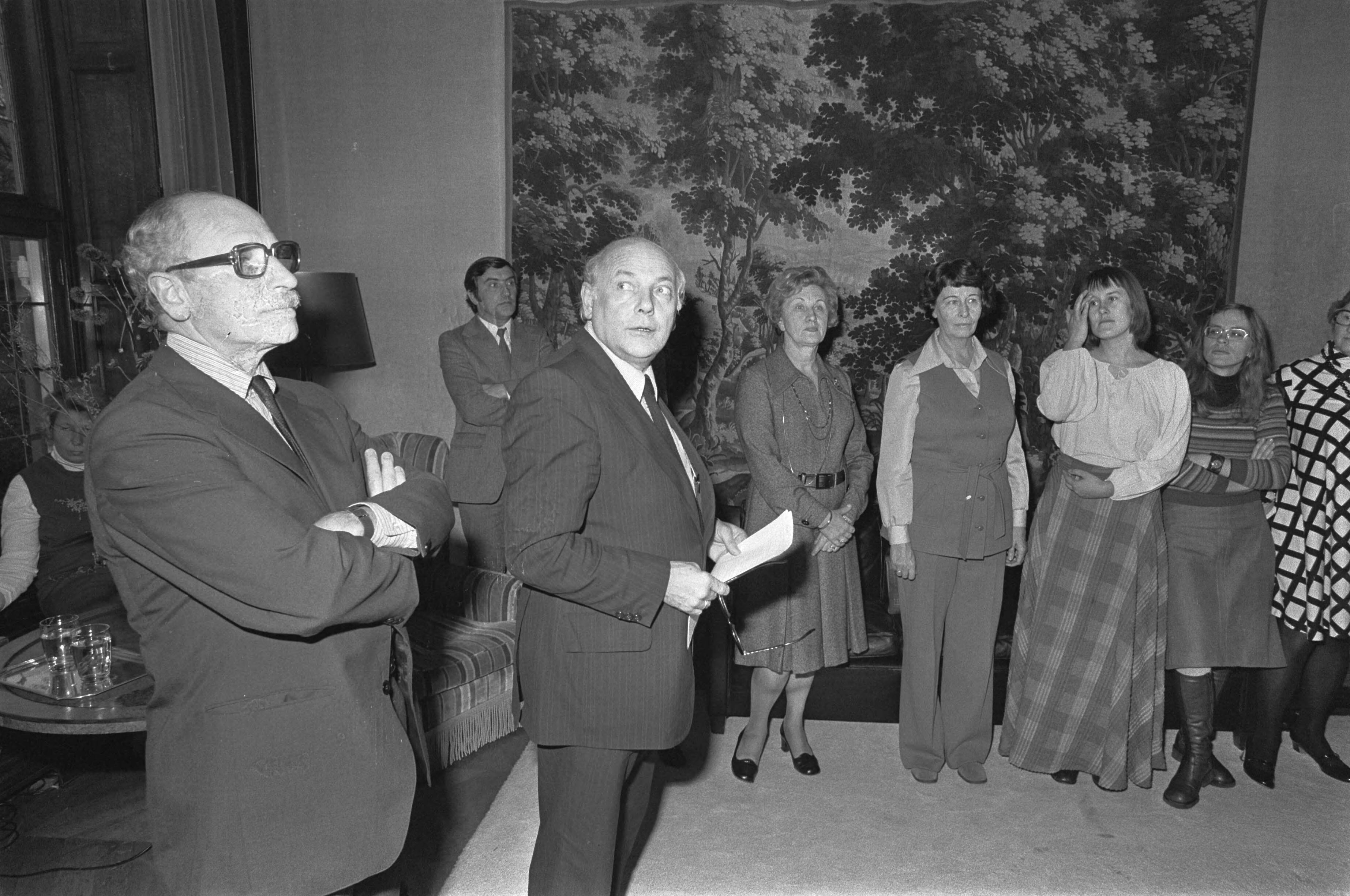 Fotocollectie Anefo — Premier Den Uyl installeert Nederlandse Commissie voor het Int. Jaar van de Vrouw in Catshuis in Den Haag — Foto: Mieremet, Rob / Anefo. Licentie: Set B: Rechtenvrij / Publiek Domein. Bron: Nationaal Archief. http://hdl.handle.net/10648/ac5a4876-d0b4-102d-bcf8-003048976d84