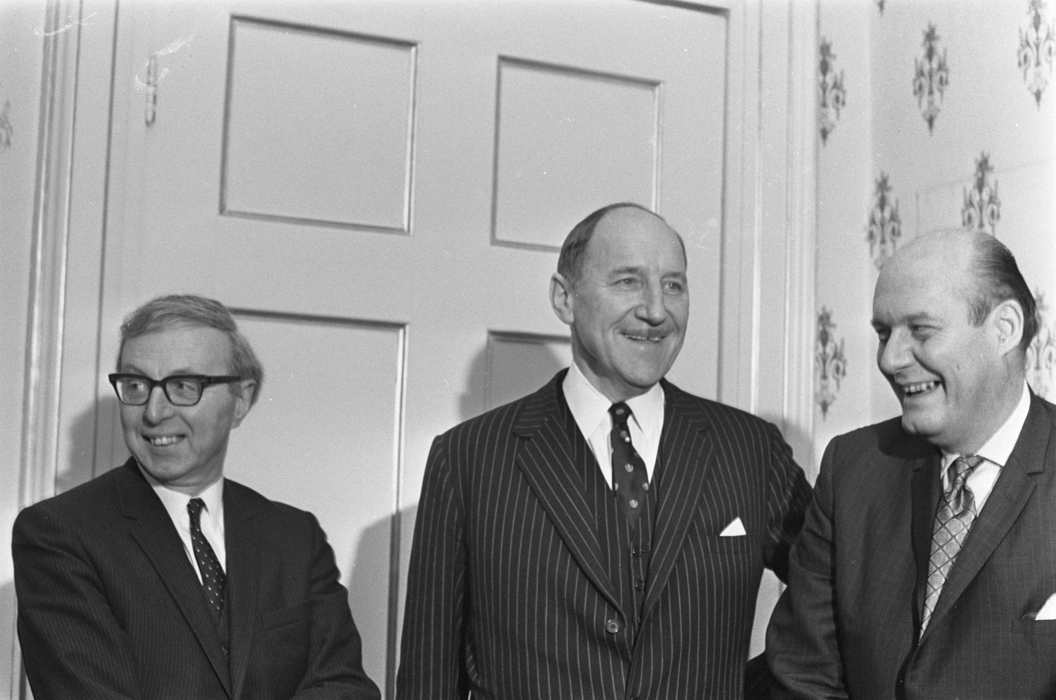 Fotocollectie Anefo — Amerikaanse Staatssecretaris van Buitenlandse Zaken Katzenbach in Den Haag . Minister Luns in gesprek met Amerikaanse staatssecretaris N. Katzenbach / — Foto: Nijs, Jac. de / Anefo. Licentie: Set B: Rechtenvrij / Publiek Domein. Bron: Nationaal Archief. http://hdl.handle.net/10648/ab318f54-d0b4-102d-bcf8-003048976d84
