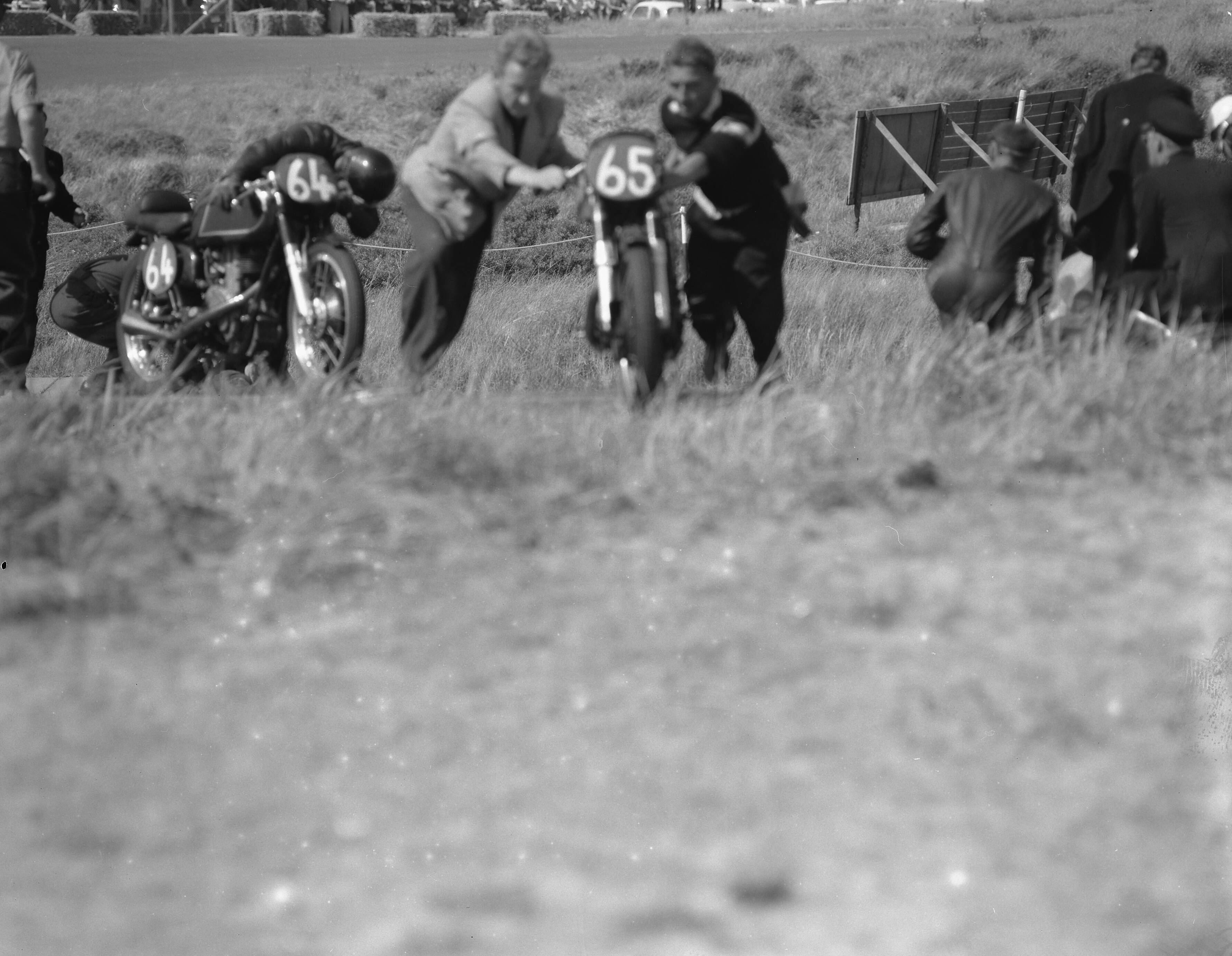 Fotocollectie Anefo — KNMV-motorraces en zijspanraces op het circuit van Zandvoort. Valpartij kort na de start van de 350cc klasse. Coureurs proberen hun motor weer op gang te brengen — Foto: Bilsen, Joop van / Anefo. Licentie: Set B: Rechtenvrij / Publiek Domein. Bron: Nationaal Archief. http://hdl.handle.net/10648/a964ad82-d0b4-102d-bcf8-003048976d84