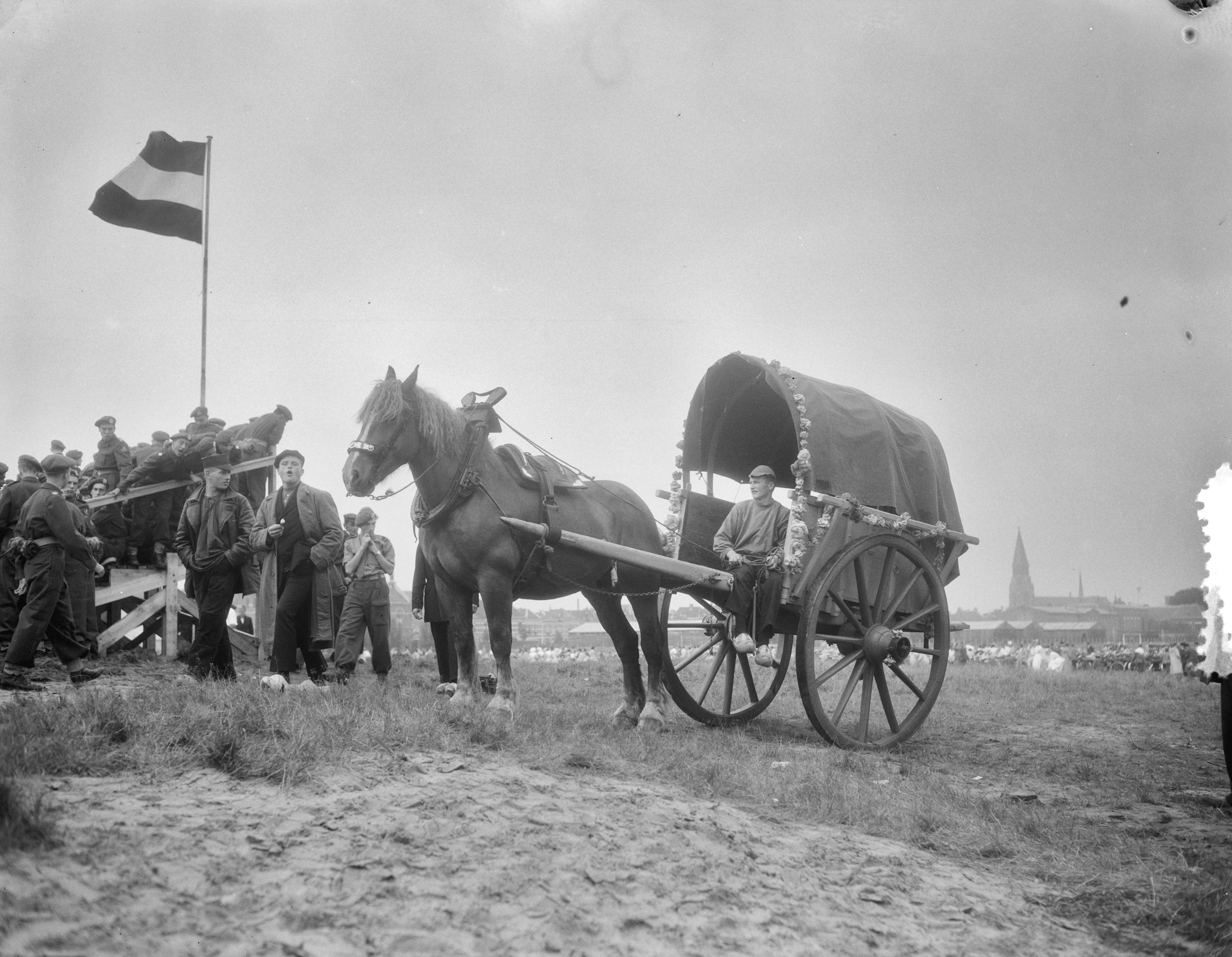 Fotocollectie Anefo — Boerenfeest van de Nederlandse Christelijke Boerenbond. Een versierde huifkar — Foto: Pot, Harry / Anefo. Licentie: Set B: Rechtenvrij / Publiek Domein. Bron: Nationaal Archief. http://hdl.handle.net/10648/a8fe8f70-d0b4-102d-bcf8-003048976d84