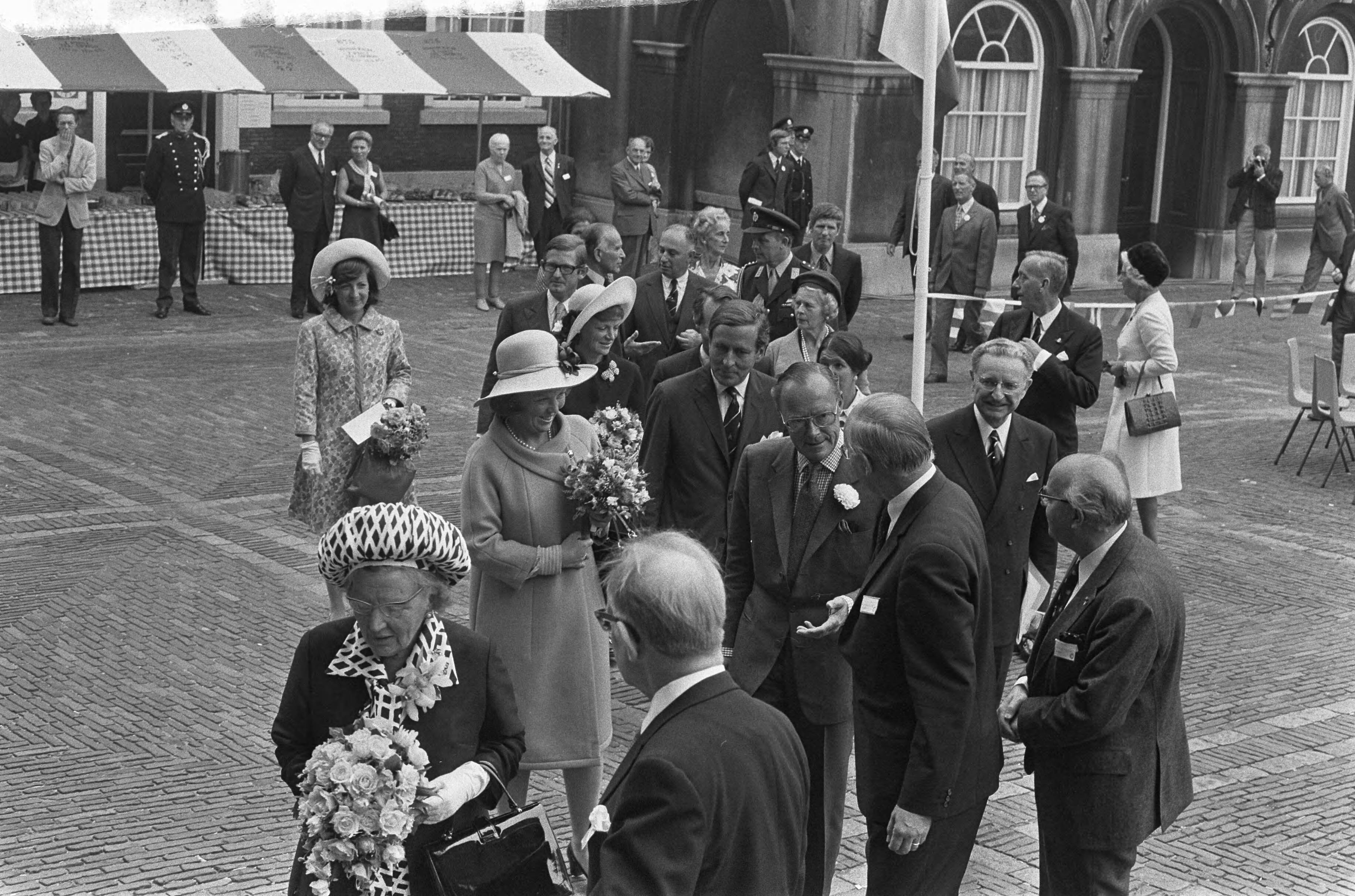 Fotocollectie Anefo — Viering Zilveren Regeringsjubileum van Koningin Juliana in Den Haag , Koninklijke familie loopt van Tweede Kamer naar Ridderzaal — Foto: Mieremet, Rob / Anefo. Licentie: Set B: Rechtenvrij / Publiek Domein. Bron: Nationaal Archief. http://hdl.handle.net/10648/ac364a48-d0b4-102d-bcf8-003048976d84