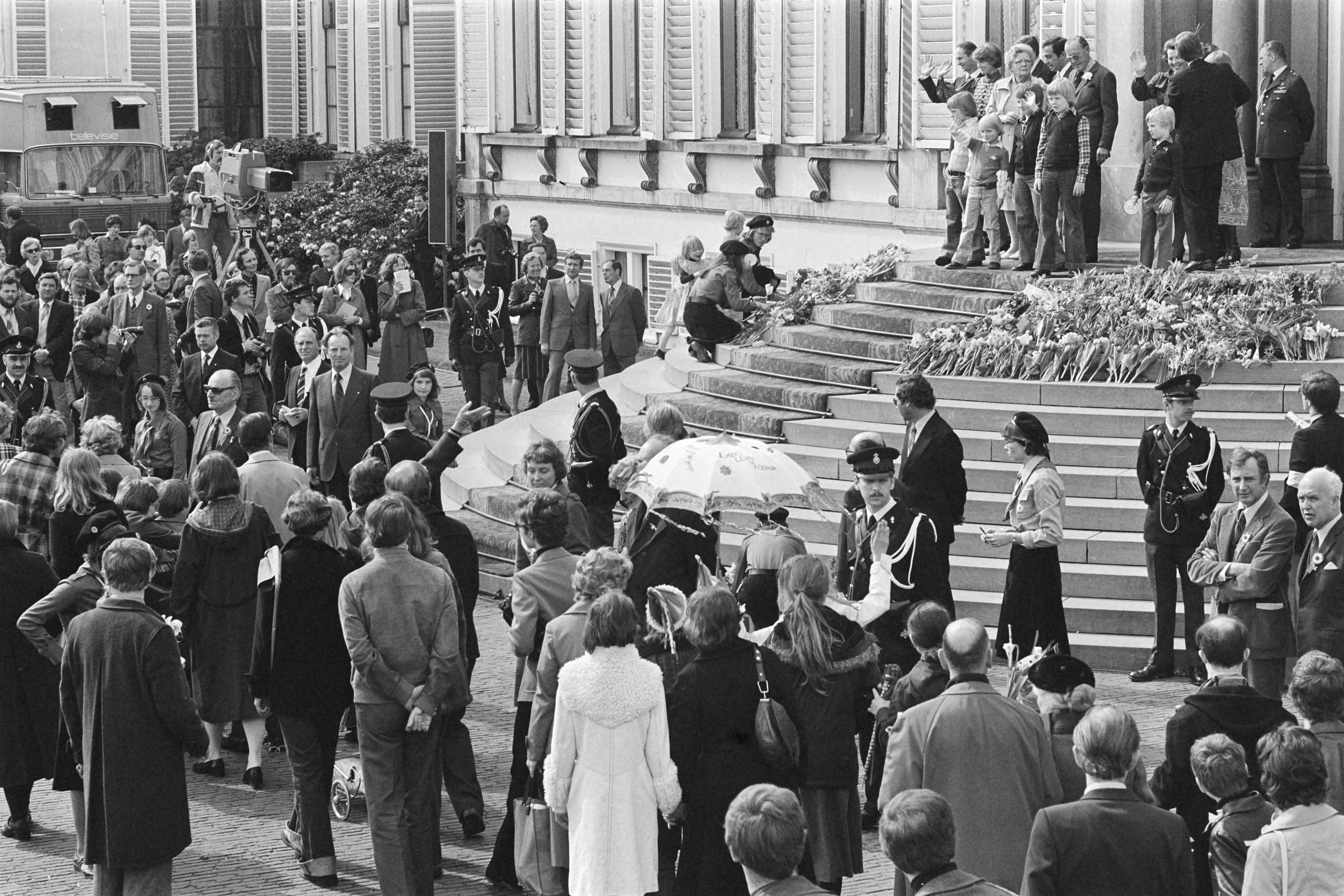 Koninginnedag 1977, defile Soestdijk — Defile Soestdijk; Koninklijke familie op bordes — Foto: Peters, Hans / Anefo. Licentie: Set B: Rechtenvrij / Publiek Domein. Bron: Nationaal Archief. http://hdl.handle.net/10648/ac9aea98-d0b4-102d-bcf8-003048976d84
