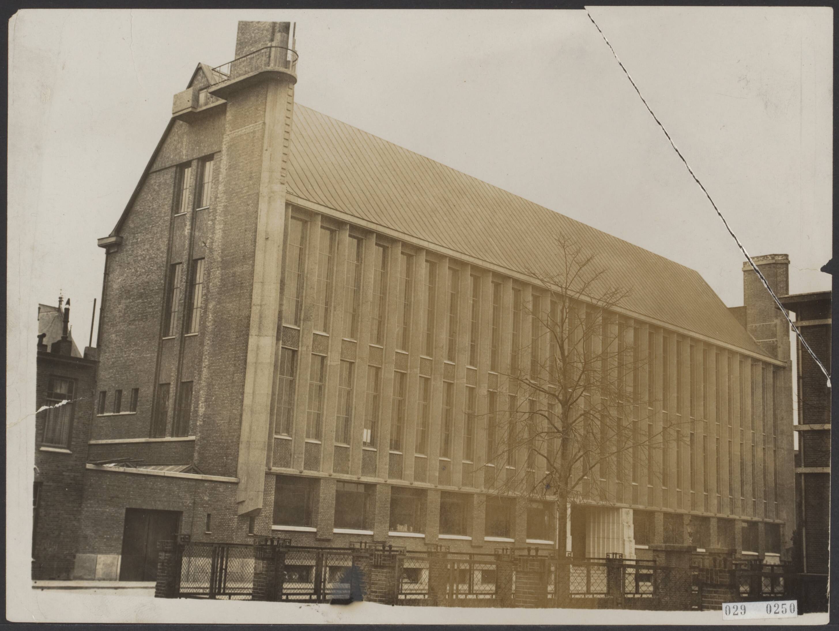 Fotocollectie Elsevier Binnenland — [gebouw in Breda] — Foto: R.K. Foto-persbureau "Het Zuiden" / Rechtenvrij. Licentie: Set B: Rechtenvrij / Publiek Domein. Bron: Nationaal Archief. http://hdl.handle.net/10648/ade160f8-d0b4-102d-bcf8-003048976d84