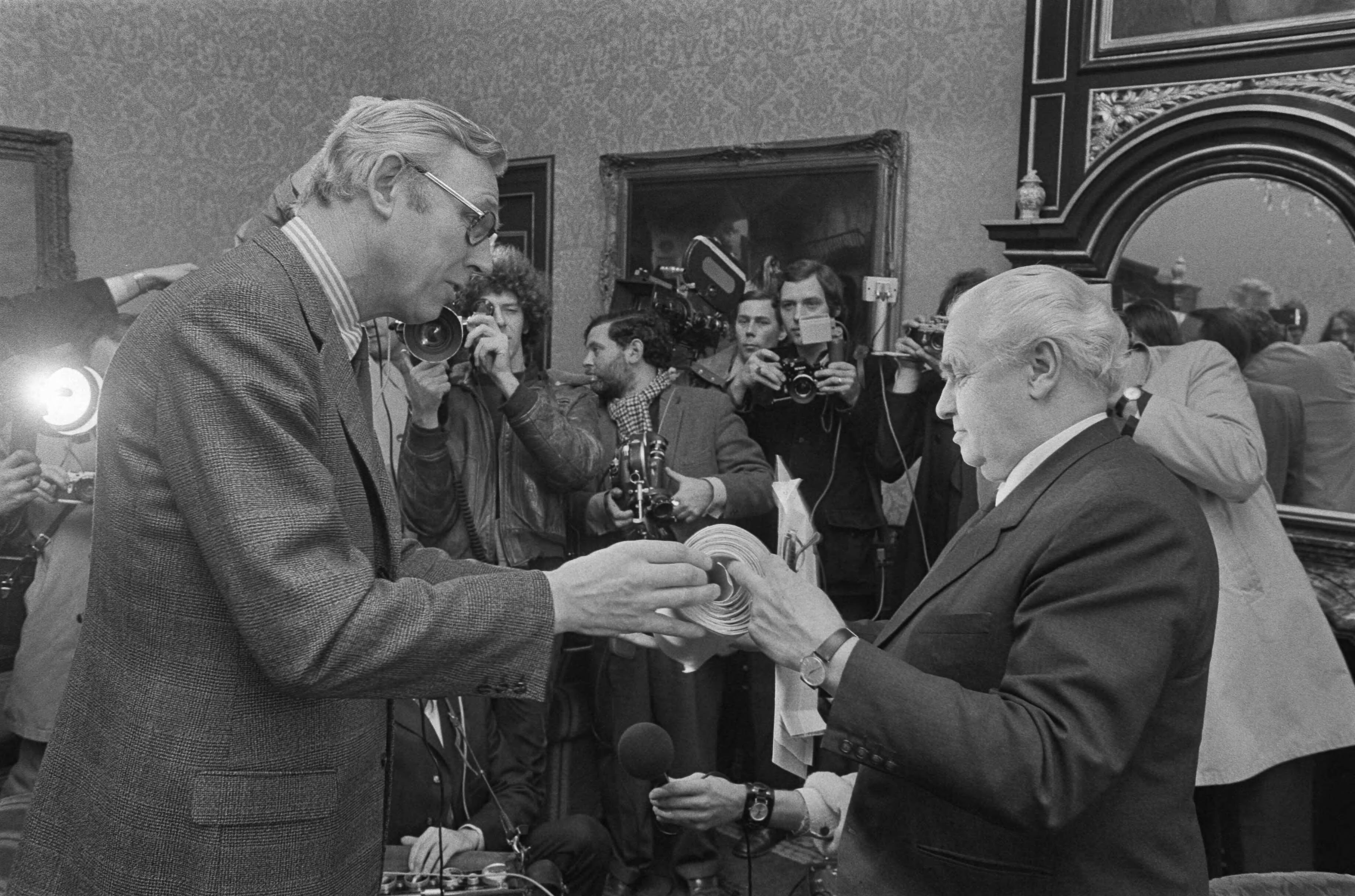 Fotocollectie Anefo — Demonstratie in Den Haag tegen onderwijsbegroting, aanbieden petitie aan Tweede Kamer , voorzitter Van Thiel — Foto: Verhoeff, Bert / Anefo. Licentie: Set B: Rechtenvrij / Publiek Domein. Bron: Nationaal Archief. http://hdl.handle.net/10648/abdb26a4-d0b4-102d-bcf8-003048976d84