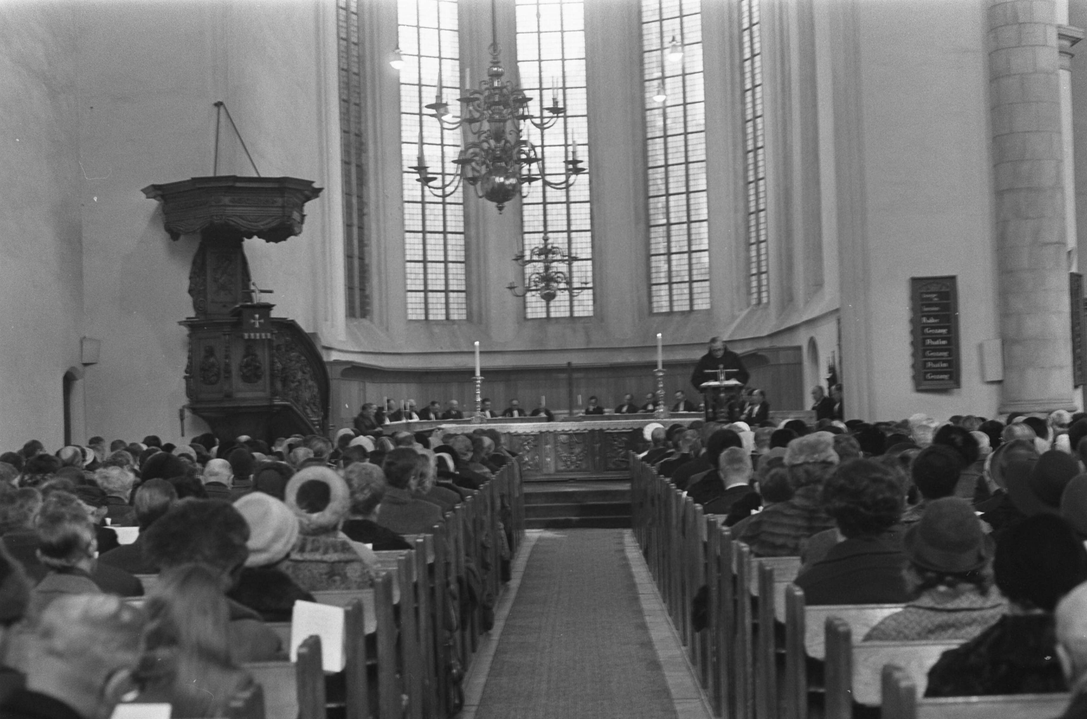 Fotocollectie Anefo — Drie Franse eredoctoraten uitgereikt aan Nederlandse professoren op Franse ambassade, Den Haag . Overzicht zie 233060 vloot predikanten afscheid / — Foto: Mieremet, Rob / Anefo. Licentie: Set B: Rechtenvrij / Publiek Domein. Bron: Nationaal Archief. http://hdl.handle.net/10648/ab8f2998-d0b4-102d-bcf8-003048976d84