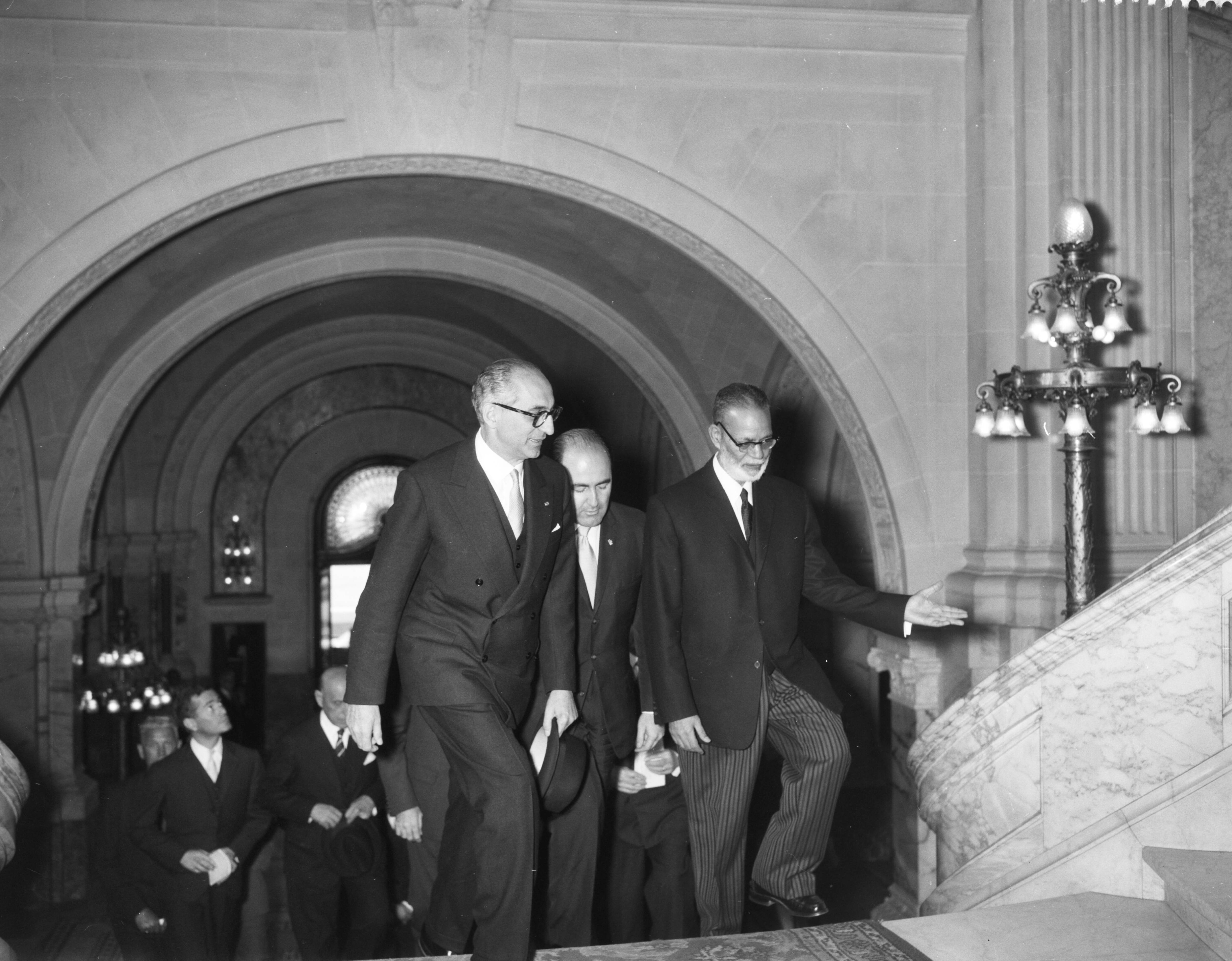 Fotocollectie Anefo — Bezoek van de president van Argentinië, Arturo Frondizi aan het Vredespaleis te Den Haag — Foto: Bilsen, Joop van / Anefo. Licentie: Set B: Rechtenvrij / Publiek Domein. Bron: Nationaal Archief. http://hdl.handle.net/10648/a9b331aa-d0b4-102d-bcf8-003048976d84