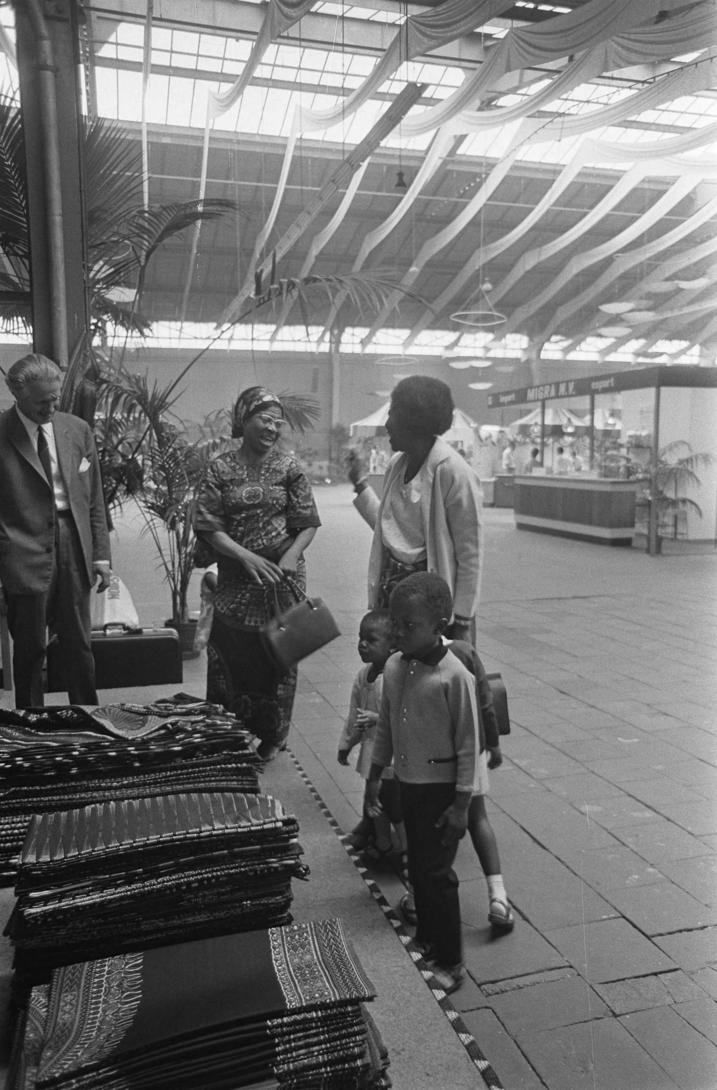 11e Pasar Malam te Den Haag — Bezoekers — Foto: Fotograaf Onbekend / Anefo. Licentie: Set B: Rechtenvrij / Publiek Domein. Bron: Nationaal Archief. http://hdl.handle.net/10648/ab701346-d0b4-102d-bcf8-003048976d84