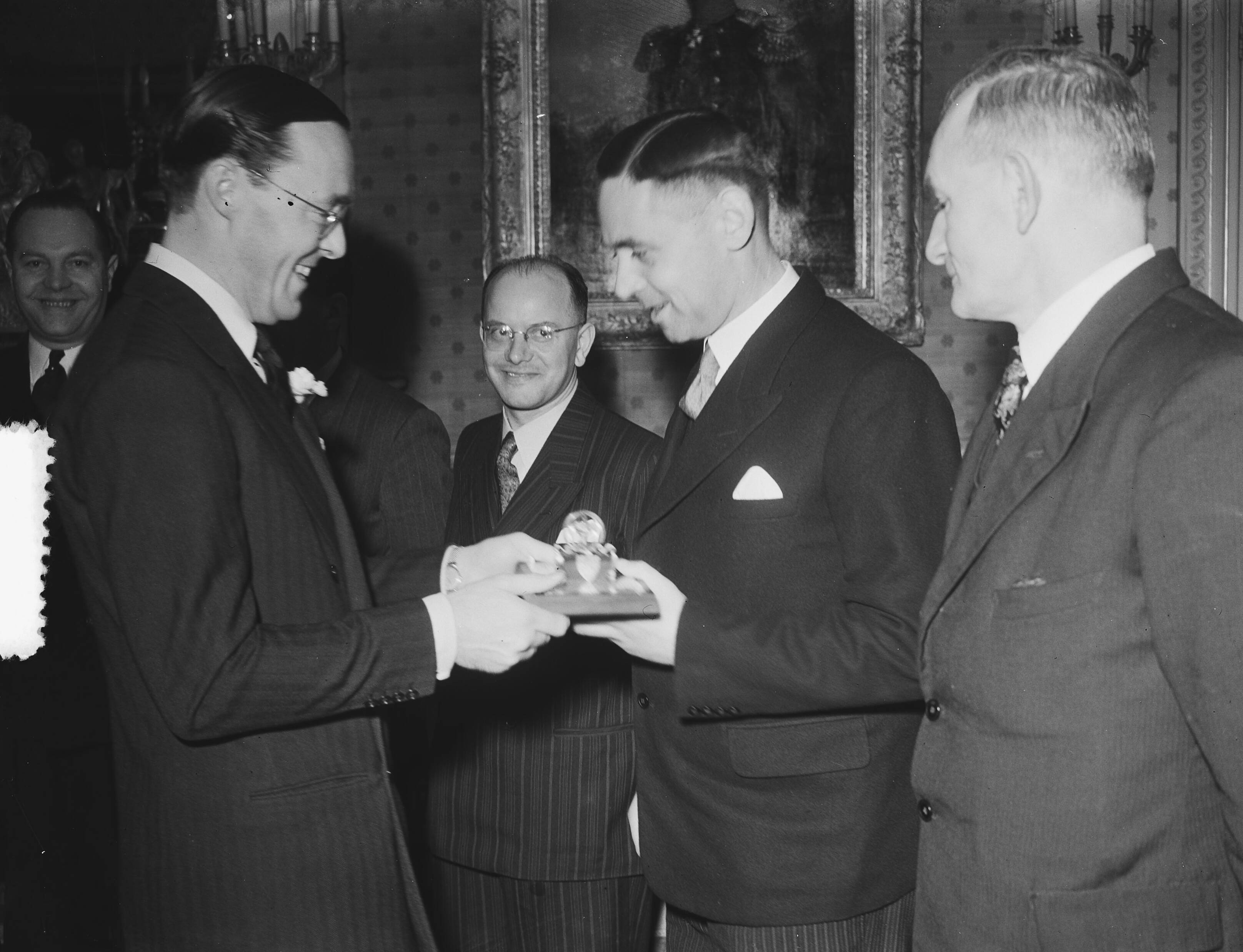 Fotocollectie Anefo — Soestdijk. Prins Bernhard ontvangt Brabantse burgers en gemeenten die zich hebben ingezet voor het Anjer-fonds — Foto: Bilsen, Joop van / Anefo. Licentie: Set B: Rechtenvrij / Publiek Domein. Bron: Nationaal Archief. http://hdl.handle.net/10648/a8f6423e-d0b4-102d-bcf8-003048976d84