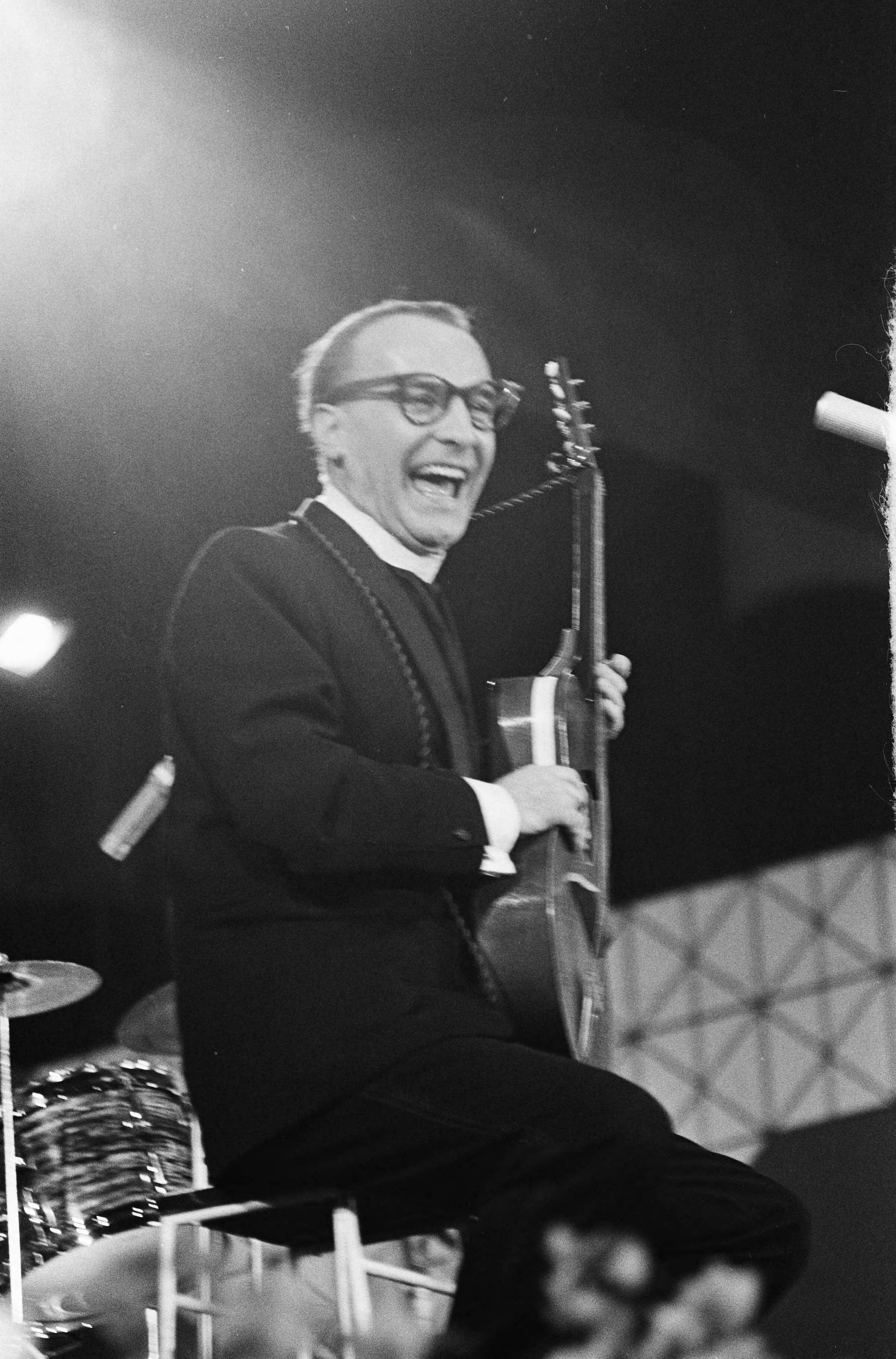 Grand Gala du Disque 1963 — Grand Gala du Disque Populair in Kurhaus te Scheveningen. Wim Sonneveld als de zingende frater Venantius — Foto: Koch, Eric / Anefo. Licentie: Set B: Rechtenvrij / Publiek Domein. Bron: Nationaal Archief. http://hdl.handle.net/10648/aa496e04-d0b4-102d-bcf8-003048976d84
