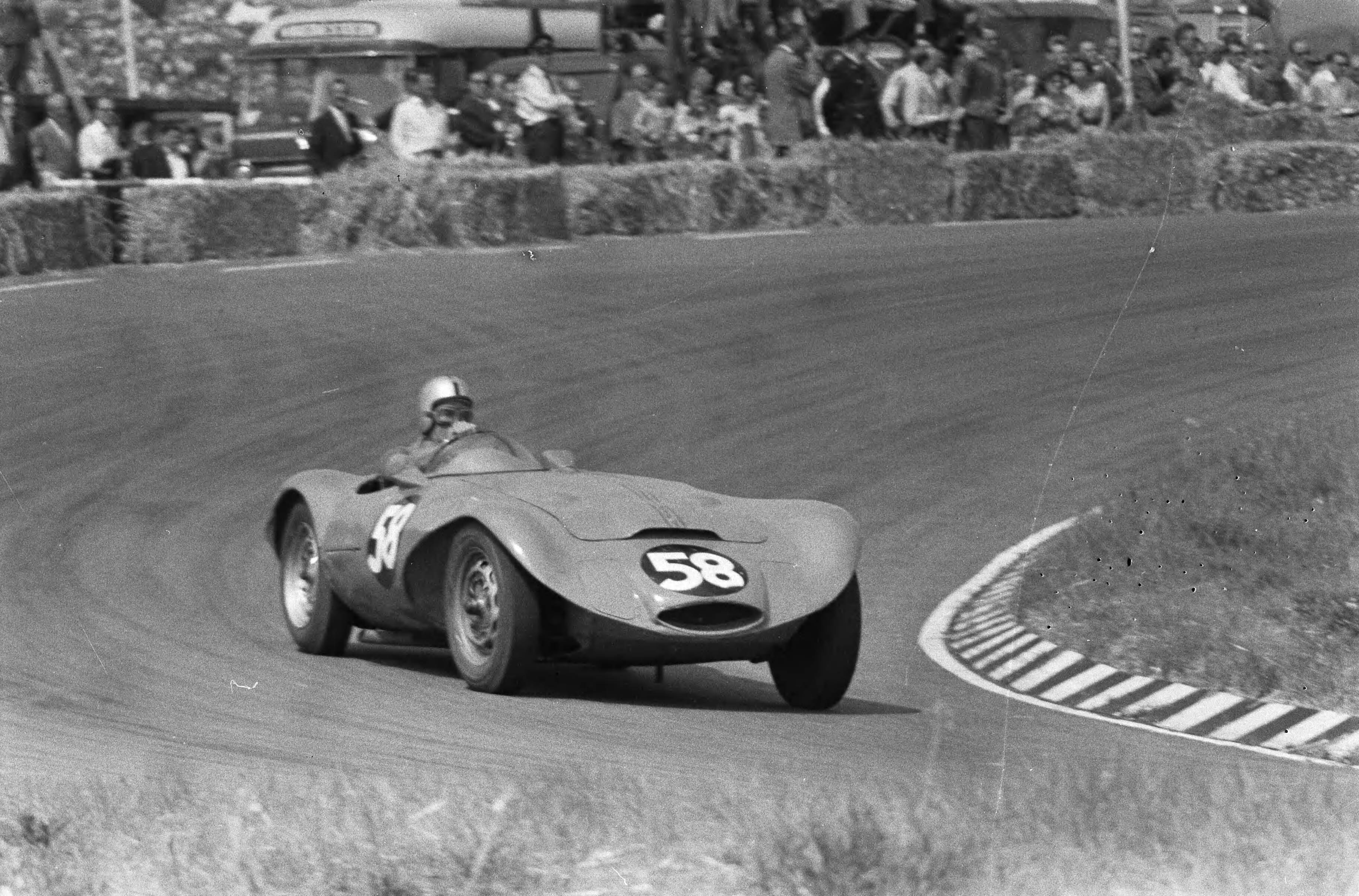 Fotocollectie Anefo — Grote Prijs van Nederland op het circuit van Zandvoort. [een racewagen met startnummer 58] — Foto: Pot, Harry / Anefo. Licentie: Set B: Rechtenvrij / Publiek Domein. Bron: Nationaal Archief. http://hdl.handle.net/10648/a9b10e16-d0b4-102d-bcf8-003048976d84