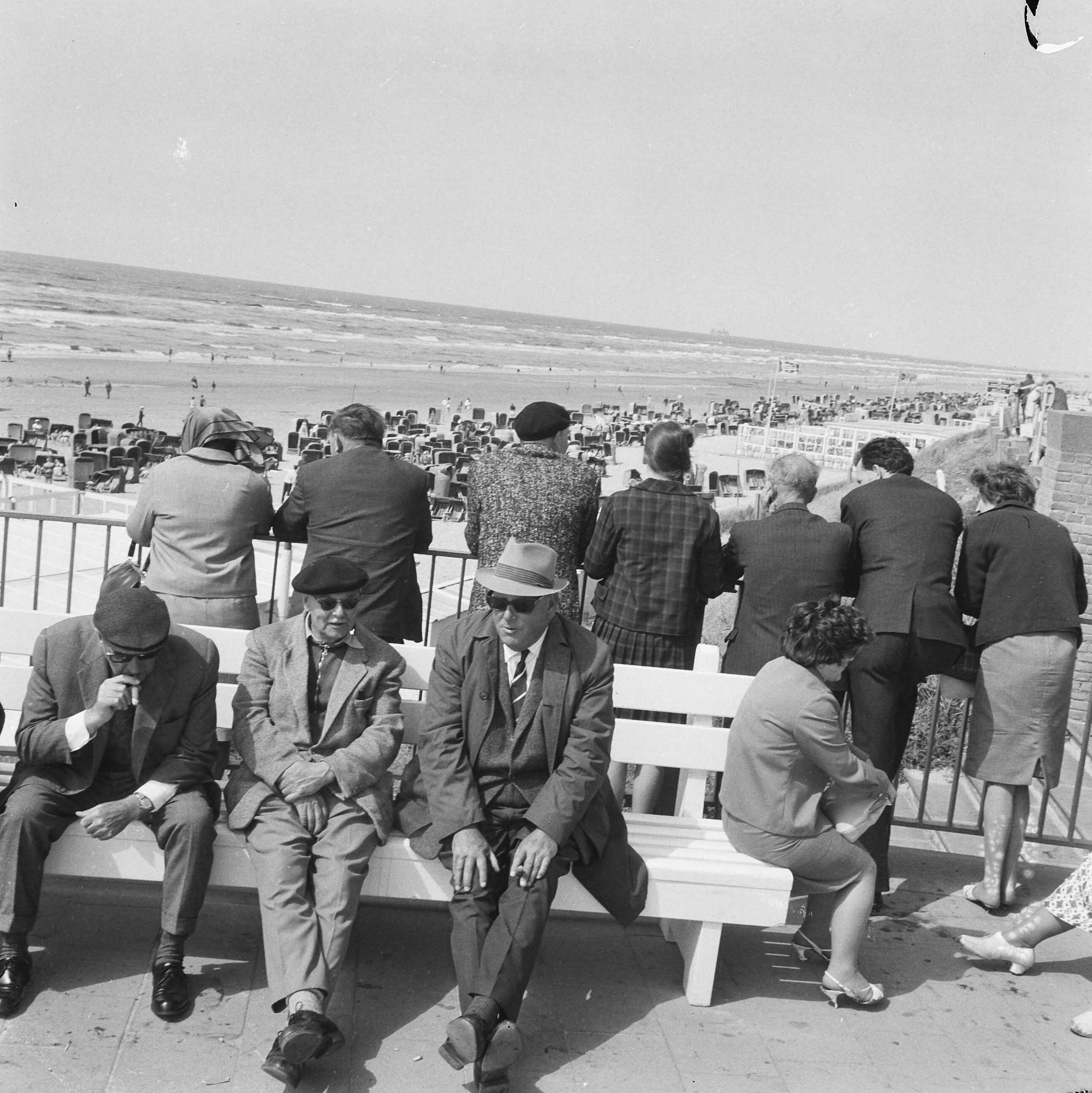 Fotocollectie Anefo — Zandvoort, op de banken aan de boulevard is het goed rusten — Foto: Nijs, Jac. de / Anefo. Licentie: Set B: Rechtenvrij / Publiek Domein. Bron: Nationaal Archief. http://hdl.handle.net/10648/aab22868-d0b4-102d-bcf8-003048976d84