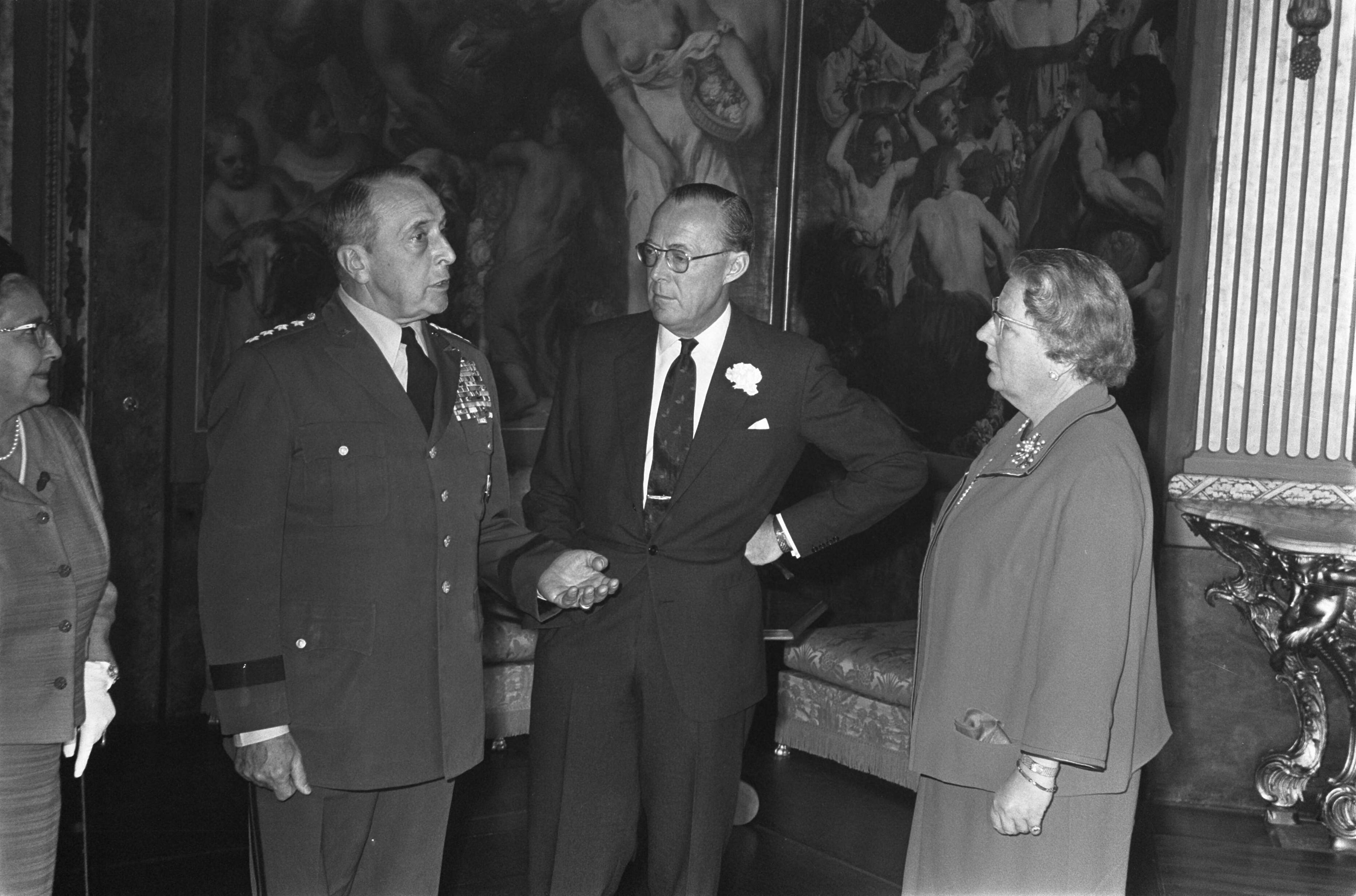 Fotocollectie Anefo — HM en ZKH Prins Bernhard ontvingen generaal Lemnitzer in verband met afscheid als opperbevelhebber van NAVO in Europa, op Paleis Huis ten Bosch , Den Haag / — Foto: Evers, Joost / Anefo. Licentie: Set B: Rechtenvrij / Publiek Domein. Bron: Nationaal Archief. http://hdl.handle.net/10648/ab6c716e-d0b4-102d-bcf8-003048976d84