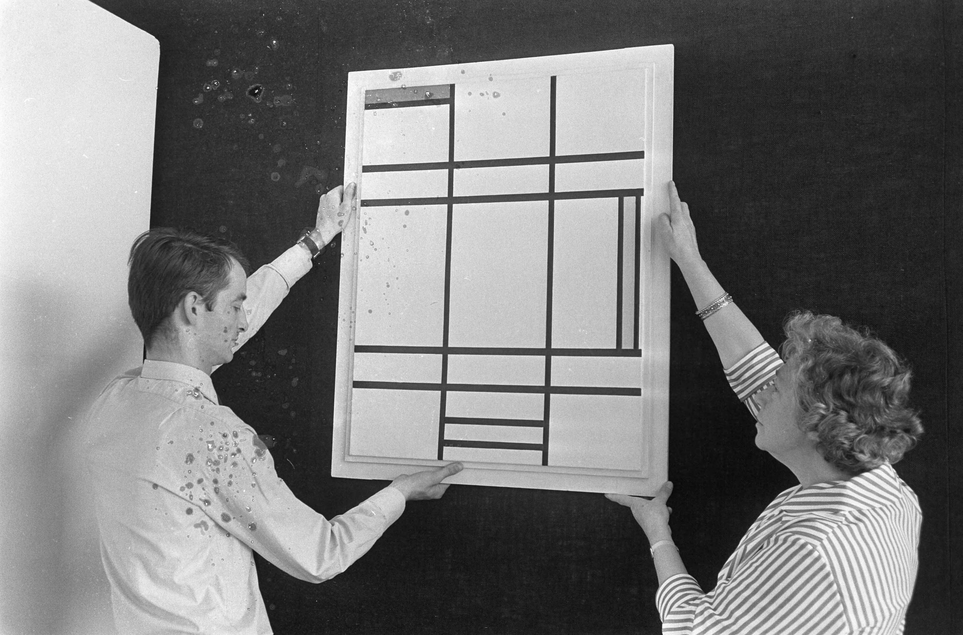 Fotocollectie Anefo — Inrichten Mondriaan-tentoonstelling in Gemeente Museum te Den Haag — Foto: Koch, Eric / Anefo. Licentie: Set B: Rechtenvrij / Publiek Domein. Bron: Nationaal Archief. http://hdl.handle.net/10648/aaee063a-d0b4-102d-bcf8-003048976d84