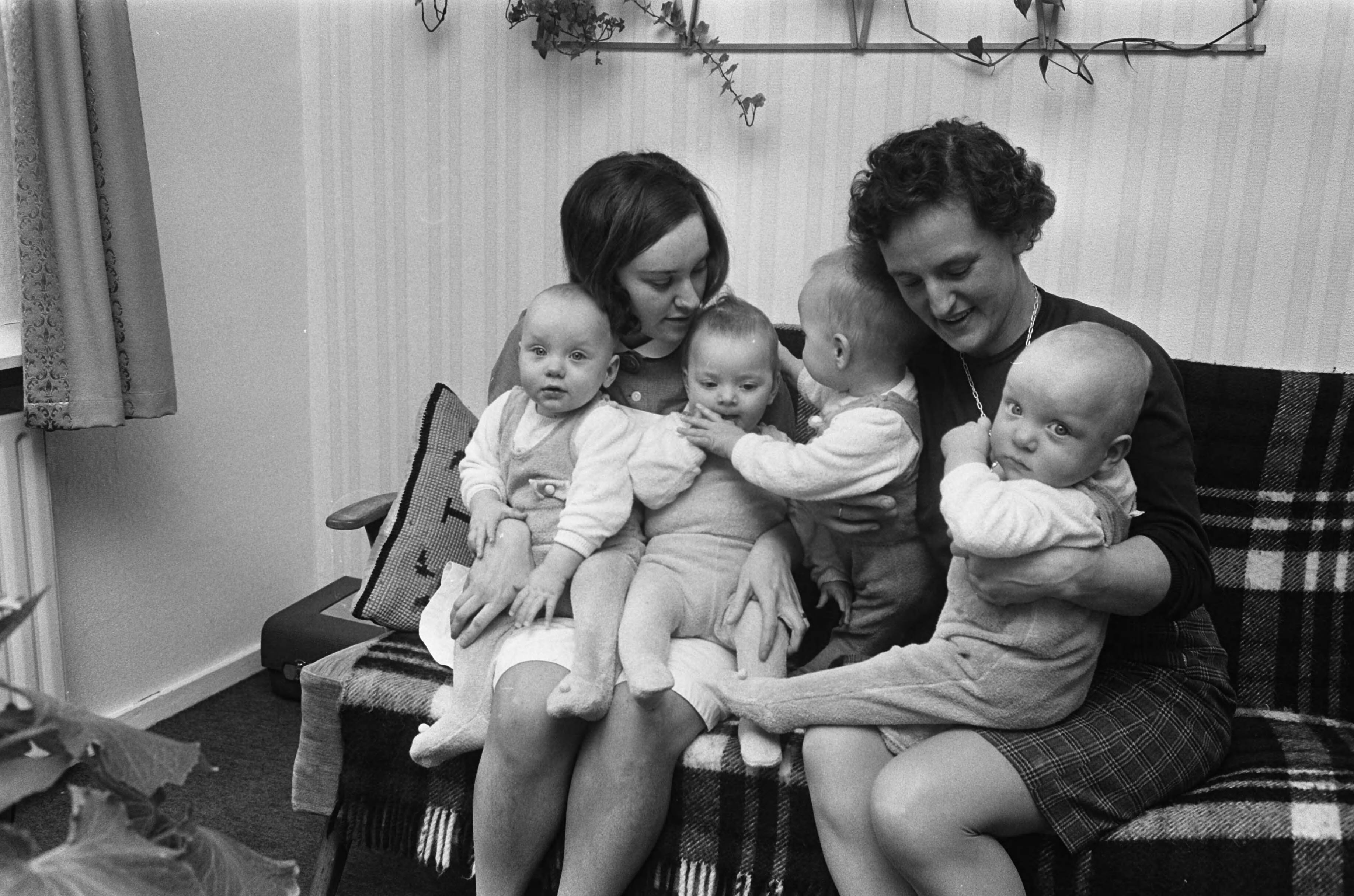 Fotocollectie Anefo — Vierling Verheul in Bodegraven één jaar oud op 5 maart: Marcel, Peter, Yvonne en Rienke met moeder (rechts) — Foto: Koch, Eric / Anefo. Licentie: Set B: Rechtenvrij / Publiek Domein. Bron: Nationaal Archief. http://hdl.handle.net/10648/ab8f7e0c-d0b4-102d-bcf8-003048976d84
