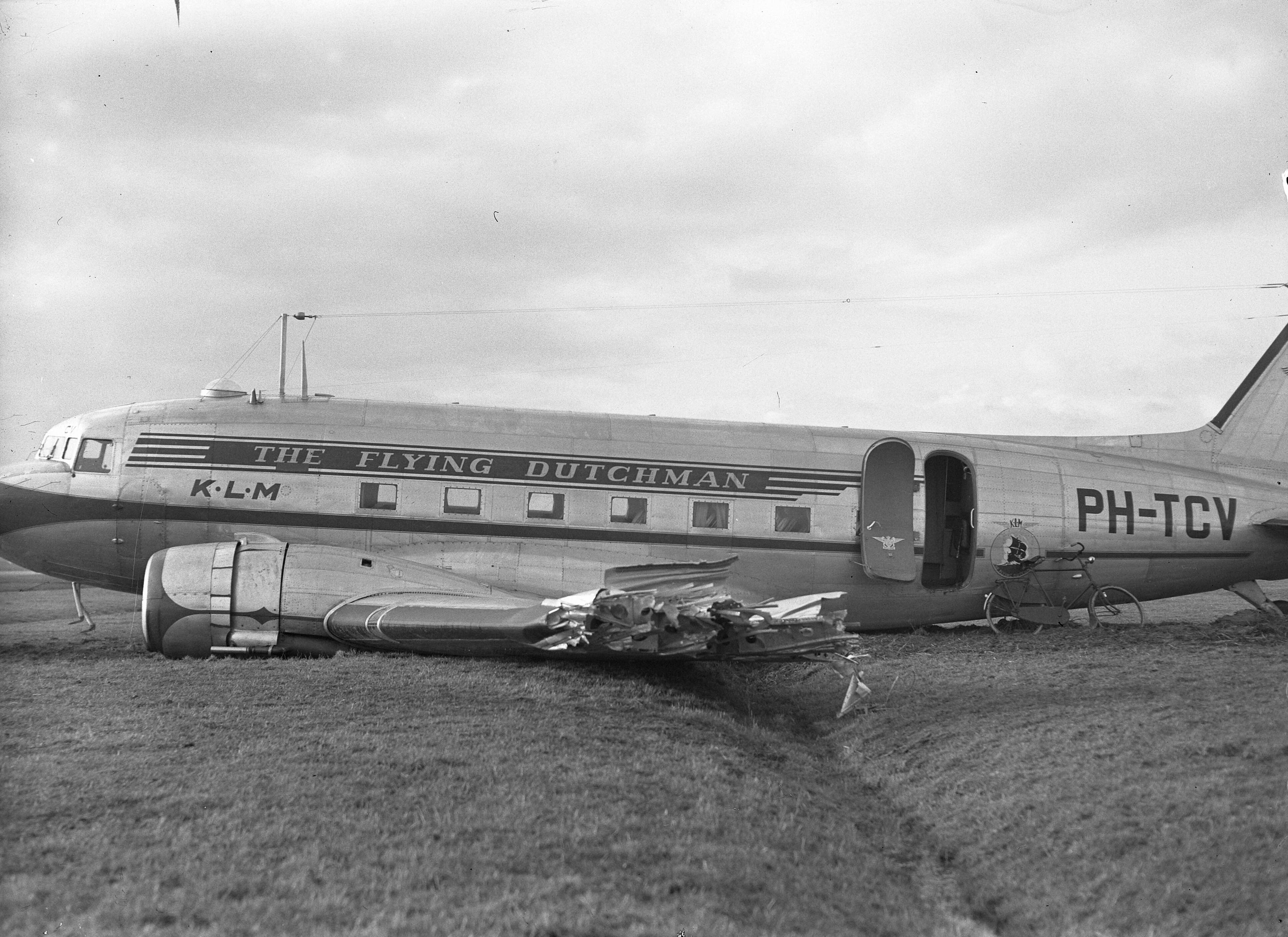 Fotocollectie Anefo — Vliegtuigongeluk met een KLM Douglas Dakota DC3 boven Leeuwarden — Foto: Sagers, Harry / Anefo. Licentie: Set B: Rechtenvrij / Publiek Domein. Bron: Nationaal Archief. http://hdl.handle.net/10648/a8b12500-d0b4-102d-bcf8-003048976d84