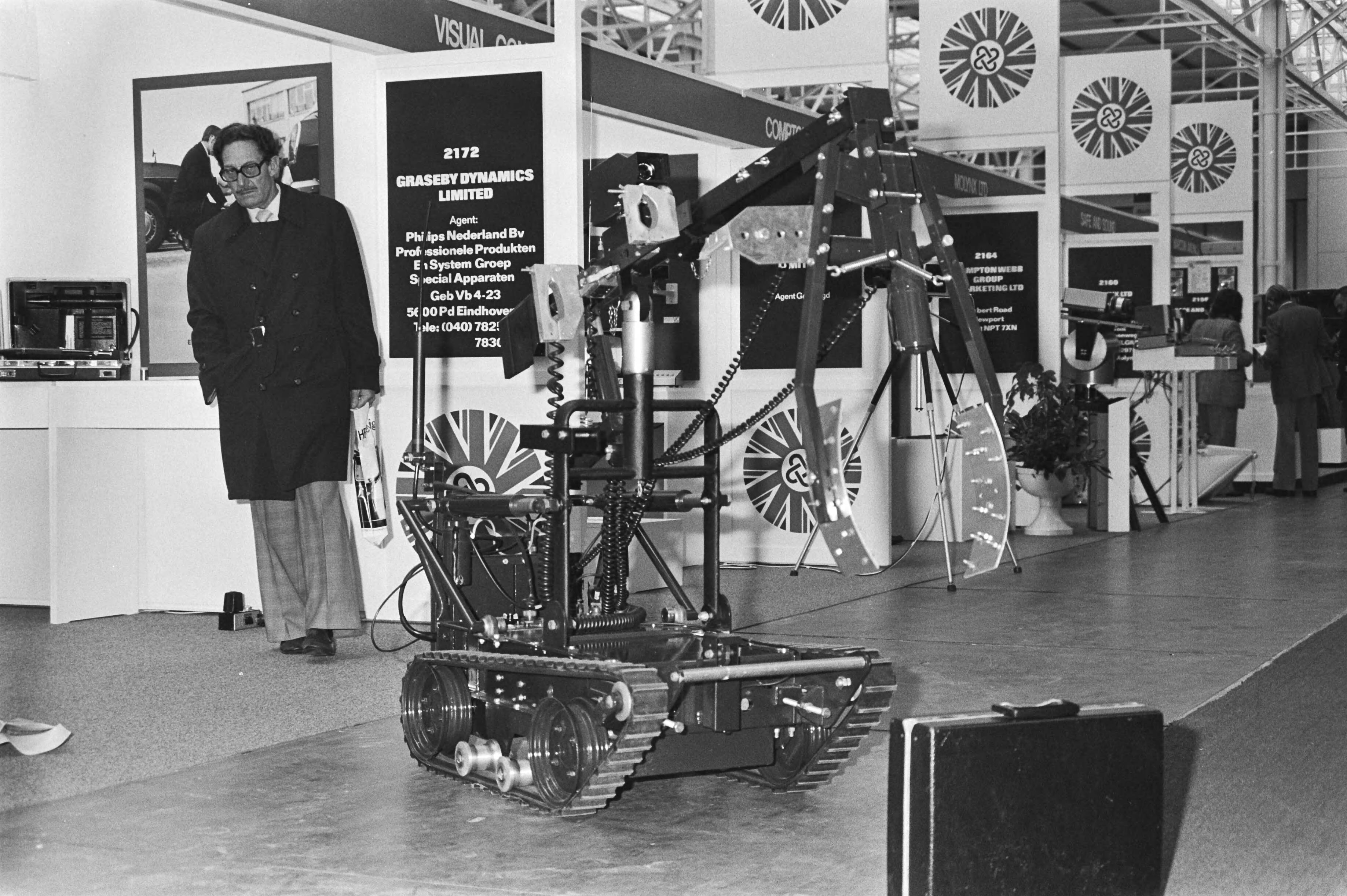 Internationale beveiligingsbeurs Security '81 in de Jaarbeurs te Utrecht geopend — MORFAX MK 7, draadloos bediend wagentje om explosieven te verwijderen — Foto: Dijk, Hans van / Anefo. Licentie: Set B: Rechtenvrij / Publiek Domein. Bron: Nationaal Archief. http://hdl.handle.net/10648/ad060f6c-d0b4-102d-bcf8-003048976d84