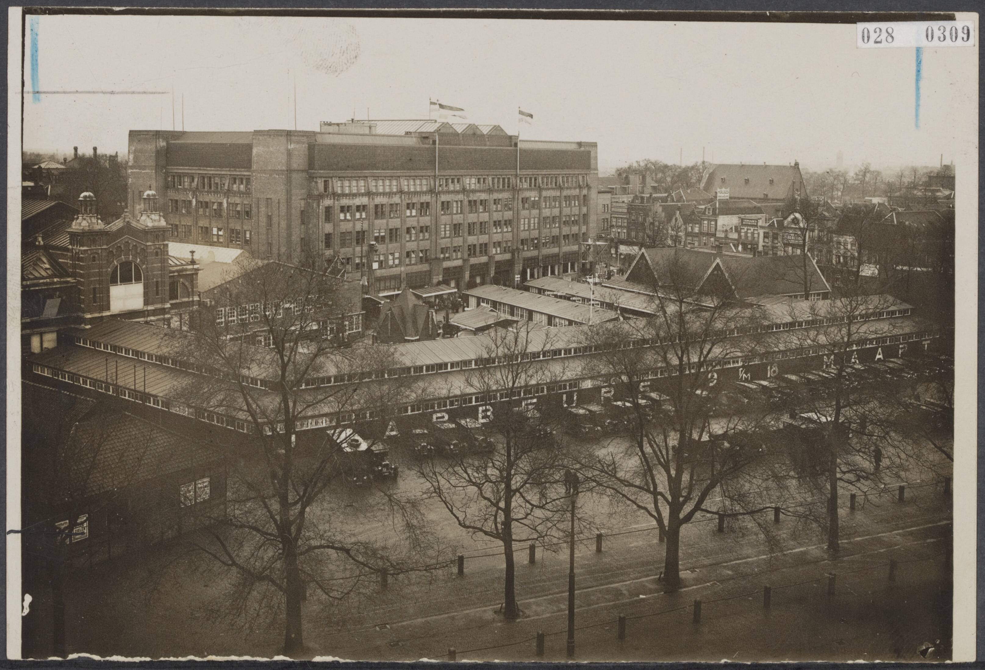 Fotocollectie Elsevier Binnenland — Jaarbeursgebouwen te Utrecht met barakken — Foto: N.V. Vereenigde Fotobureaux. Licentie: Set B: Rechtenvrij / Publiek Domein. Bron: Nationaal Archief. http://hdl.handle.net/10648/addd6b88-d0b4-102d-bcf8-003048976d84