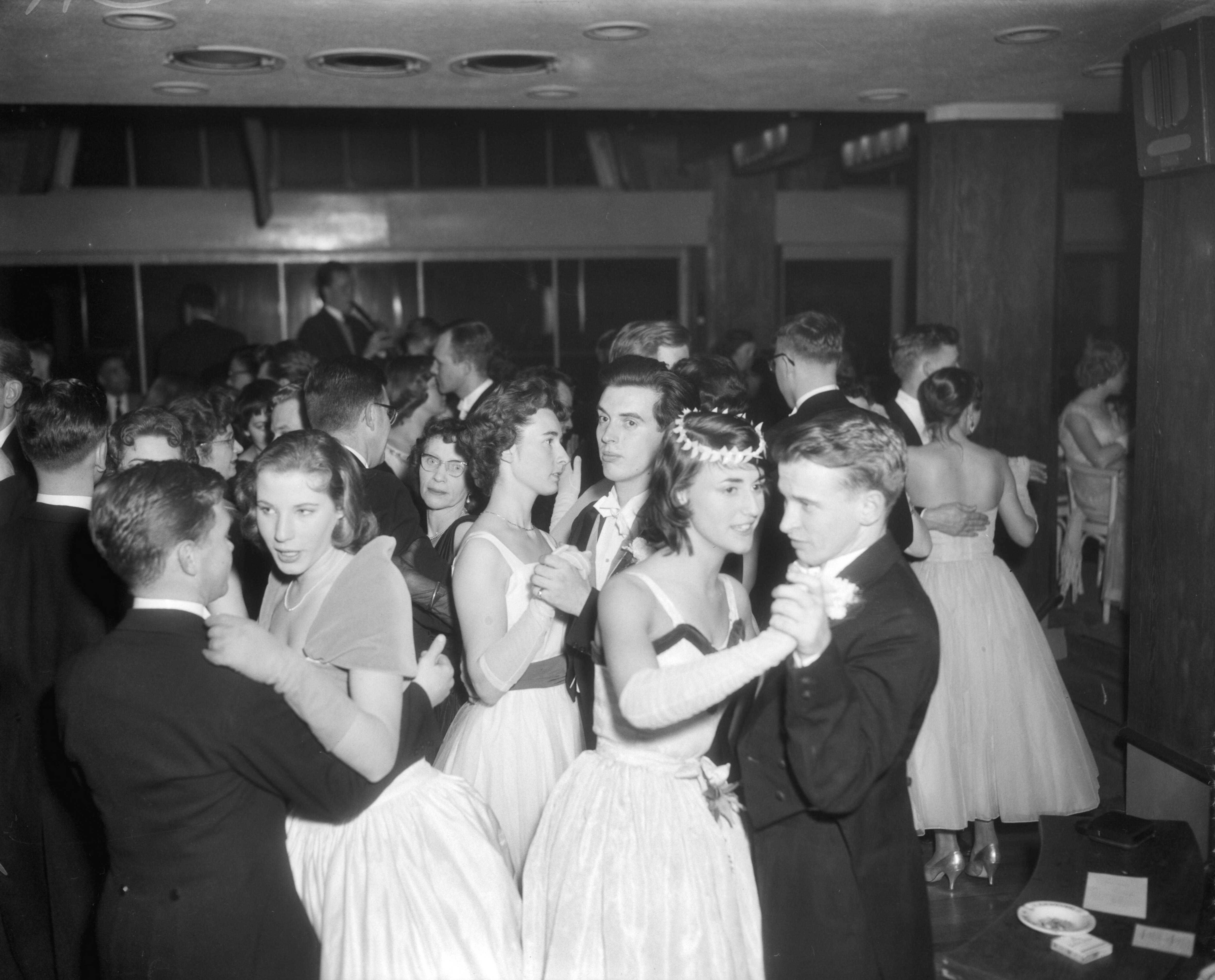 Fotocollectie Anefo — Studentenbal in Hotel Hamdorff te Laren van de tandheelkundige studentenvereniging "John Tomes" — Foto: Pot, Harry / Anefo. Licentie: Set B: Rechtenvrij / Publiek Domein. Bron: Nationaal Archief. http://hdl.handle.net/10648/a97666f8-d0b4-102d-bcf8-003048976d84