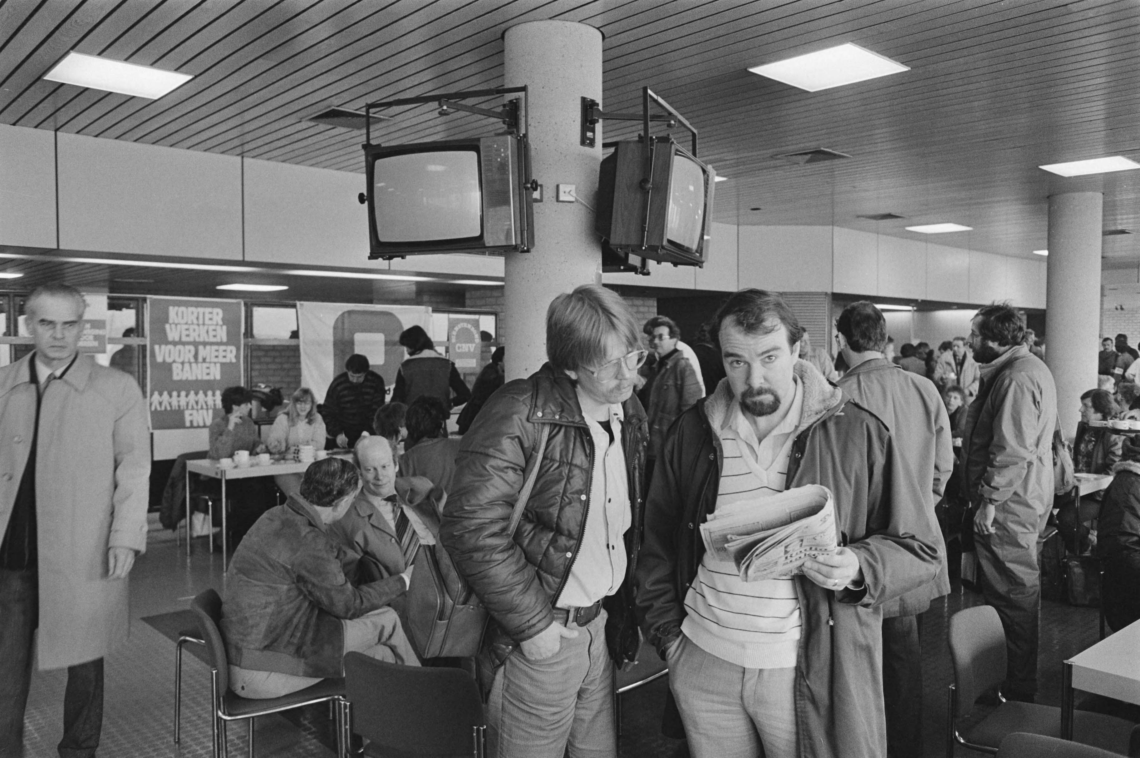 Fotocollectie Anefo — Staking omroeppersoneel tegen afwijzing omroep CAO; stakers in Drafcentrum — Foto: Croes, Rob C. / Anefo. Licentie: Set B: Rechtenvrij / Publiek Domein. Bron: Nationaal Archief. http://hdl.handle.net/10648/ad4580f2-d0b4-102d-bcf8-003048976d84