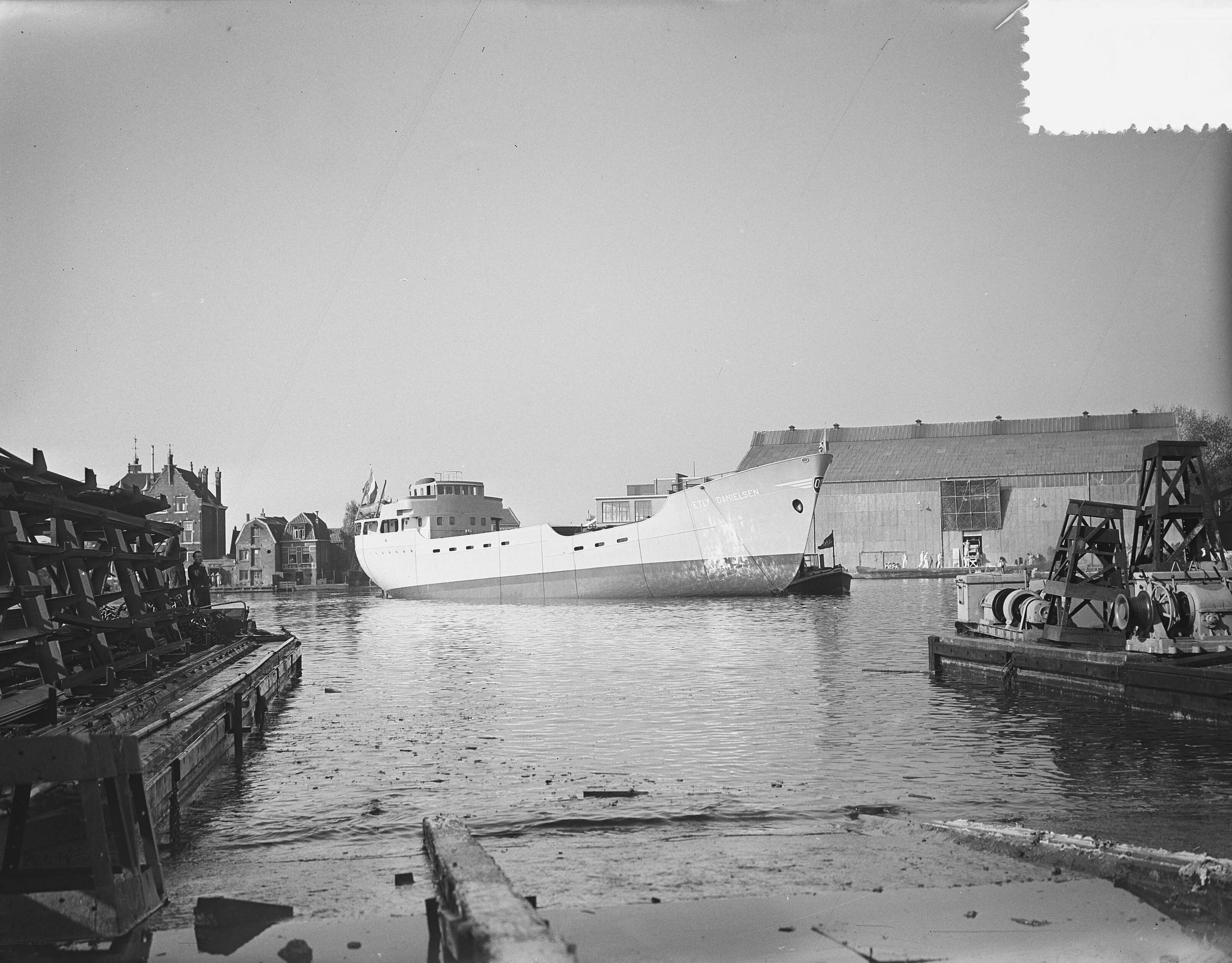 Fotocollectie Anefo — Tewaterlating m.s. "Etly Danielsen" bij de Czaar Peterwerf van de ZSM aan het Kalf te Zaandam — Foto: Bilsen, Joop van / Anefo. Licentie: Set B: Rechtenvrij / Publiek Domein. Bron: Nationaal Archief. http://hdl.handle.net/10648/a93d869e-d0b4-102d-bcf8-003048976d84