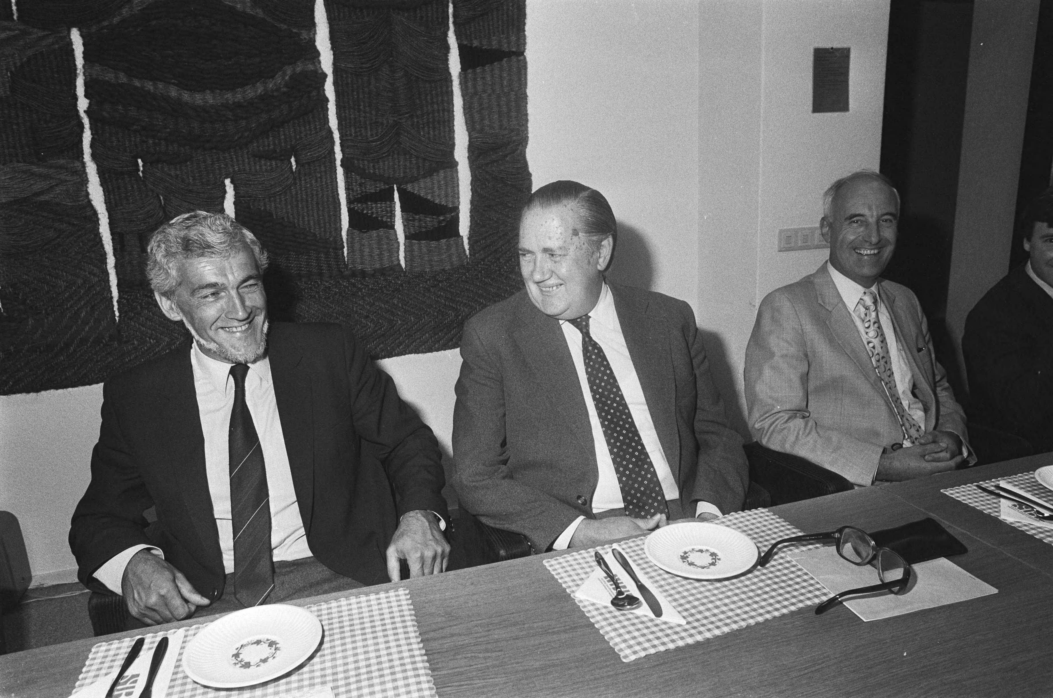 Fotocollectie Anefo — Commissie taxi-beveiliging geinstalleerd, Den Haag ; commissievoorzitter Van der Doef (l) en minister Zeevalking (r) — Foto: Dijk, Hans van / Anefo. Licentie: Set B: Rechtenvrij / Publiek Domein. Bron: Nationaal Archief. http://hdl.handle.net/10648/ad1ddd68-d0b4-102d-bcf8-003048976d84