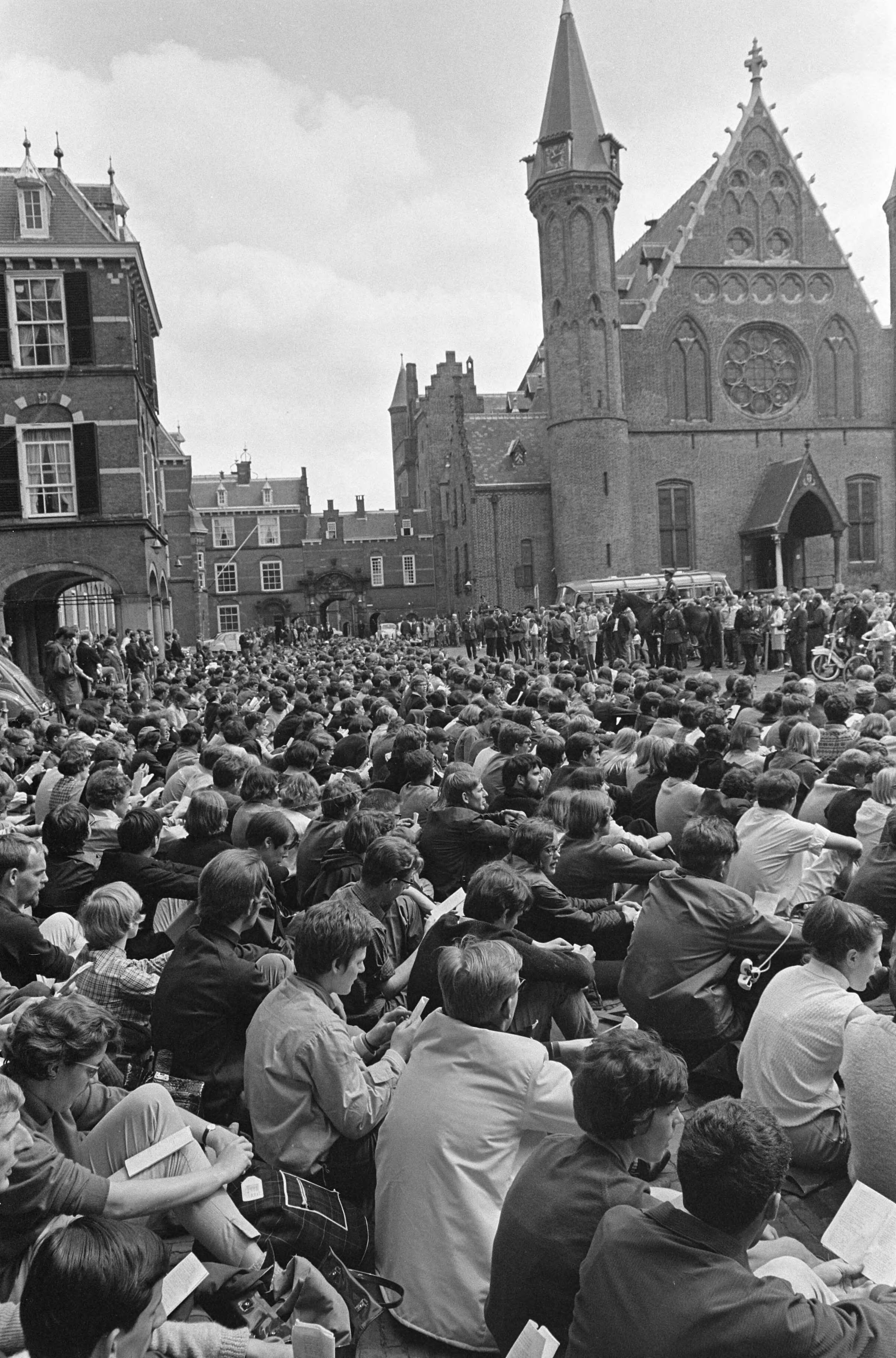 Fotocollectie Anefo — Vredesmars van Rotterdam naar Den Haag , op het Binnenhof — Foto: Kroon, Ron / Anefo. Licentie: Set B: Rechtenvrij / Publiek Domein. Bron: Nationaal Archief. http://hdl.handle.net/10648/ab18fad4-d0b4-102d-bcf8-003048976d84