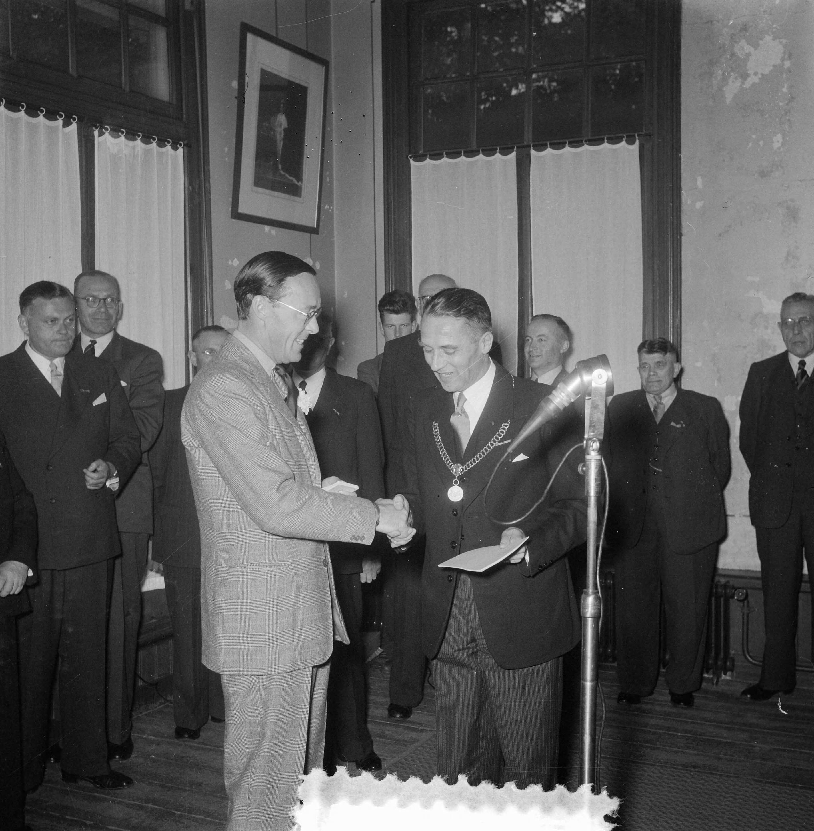 Fotocollectie Anefo — Prins Bernhard bezoekt paardenmarkt te Zuidlaren. Aanbieding van geschenken in de raadszaal. Rechts burgemeester Jan Hielke Roukema — Foto: Noske, J.D. / Anefo. Licentie: Set B: Rechtenvrij / Publiek Domein. Bron: Nationaal Archief. http://hdl.handle.net/10648/a9164174-d0b4-102d-bcf8-003048976d84