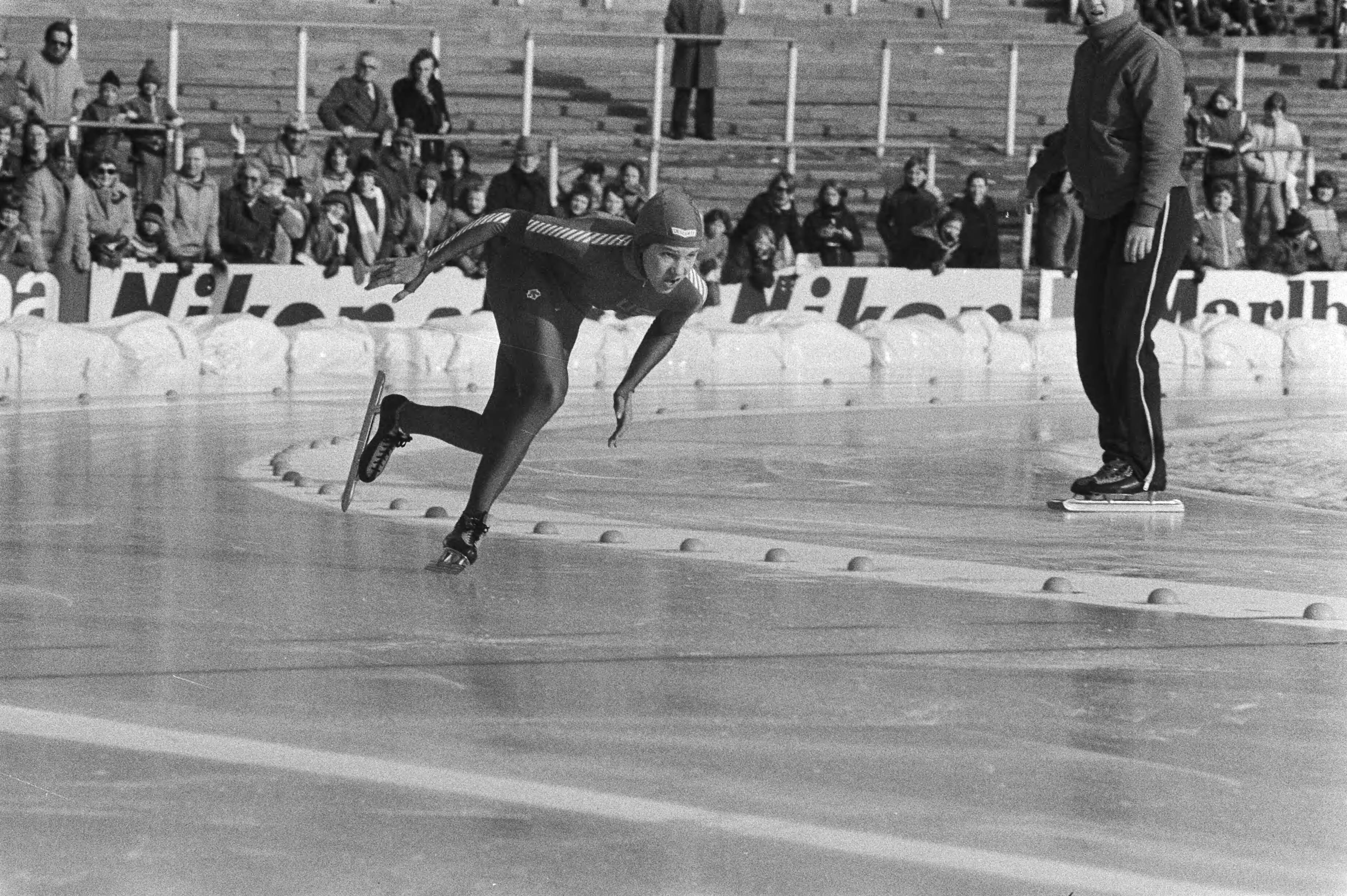 Fotocollectie Anefo — Wereldkampioenschappen schaatsen dames allround in Den Haag. Beth Heiden (Verenigde Staten) in actie. — Foto: Suyk, Koen / Anefo. Licentie: Set B: Rechtenvrij / Publiek Domein. Bron: Nationaal Archief. http://hdl.handle.net/10648/acc3b428-d0b4-102d-bcf8-003048976d84