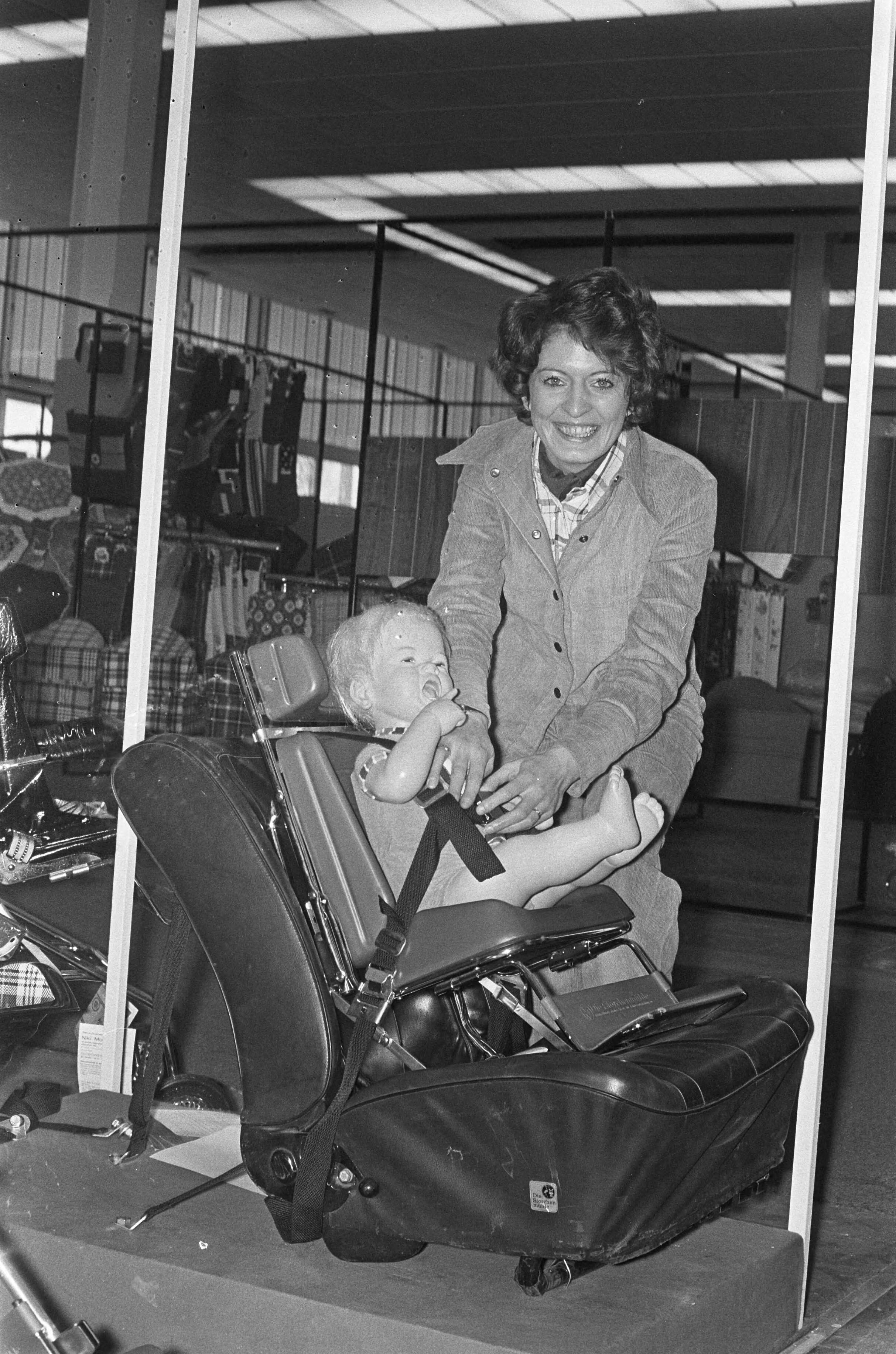 Vakbeurs "Het Kind" in Utrecht — Babyzitje voor in de auto — Foto: Fotograaf Onbekend / Anefo. Licentie: Set B: Rechtenvrij / Publiek Domein. Bron: Nationaal Archief. http://hdl.handle.net/10648/ac44f96c-d0b4-102d-bcf8-003048976d84
