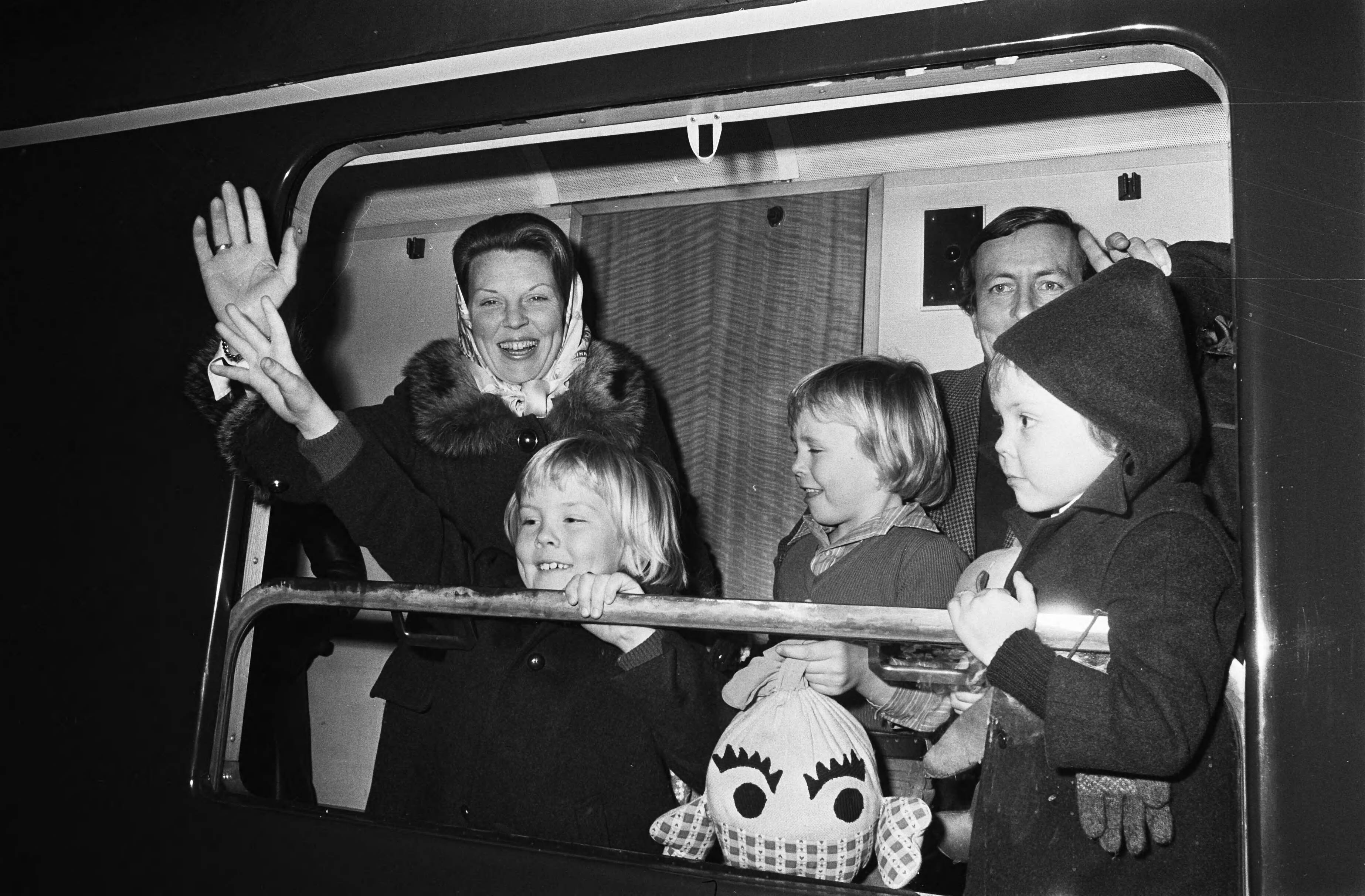 Fotocollectie Anefo — Prinses Beatrix , Claus en kinderen per trein uit Baarn naar wintersport vertrokken; Beatrix en Claus zwaaien van links af Willem Alexander , Johan Friso en — Foto: Verhoeff, Bert / Anefo. Licentie: Set B: Rechtenvrij / Publiek Domein. Bron: Nationaal Archief. http://hdl.handle.net/10648/ac5dcb0e-d0b4-102d-bcf8-003048976d84