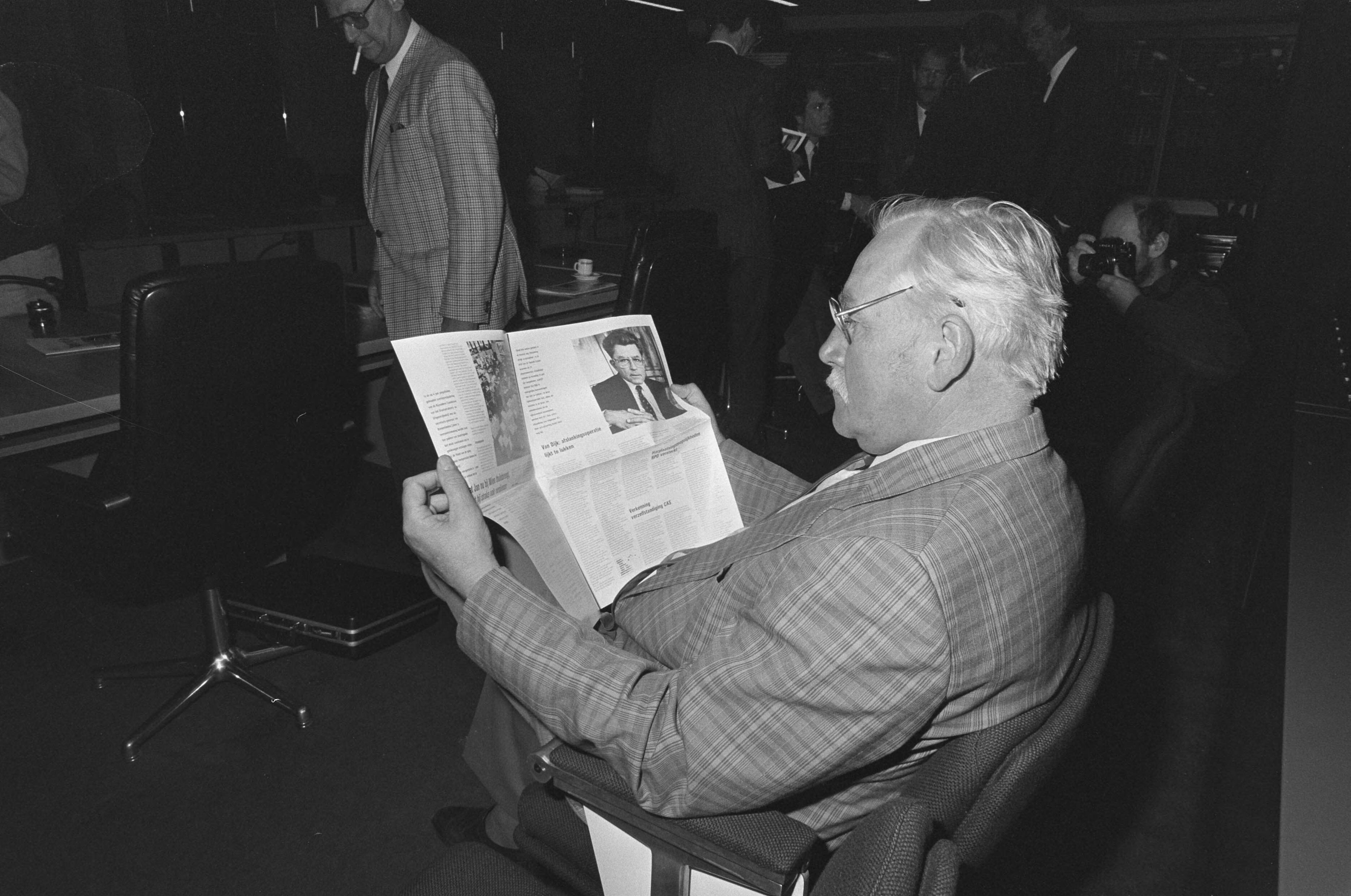 Fotocollectie Anefo — Den Haag ; minister Van Dijk overleg met ambtenarenbond Abva/Kabo voorzitter Van der Scheur leest ambtenareninformatiekrant, op de achtergrond CFO-voorz. — Foto: Bogaerts, Rob / Anefo. Licentie: Set B: Rechtenvrij / Publiek Domein. Bron: Nationaal Archief. http://hdl.handle.net/10648/ad61a25a-d0b4-102d-bcf8-003048976d84