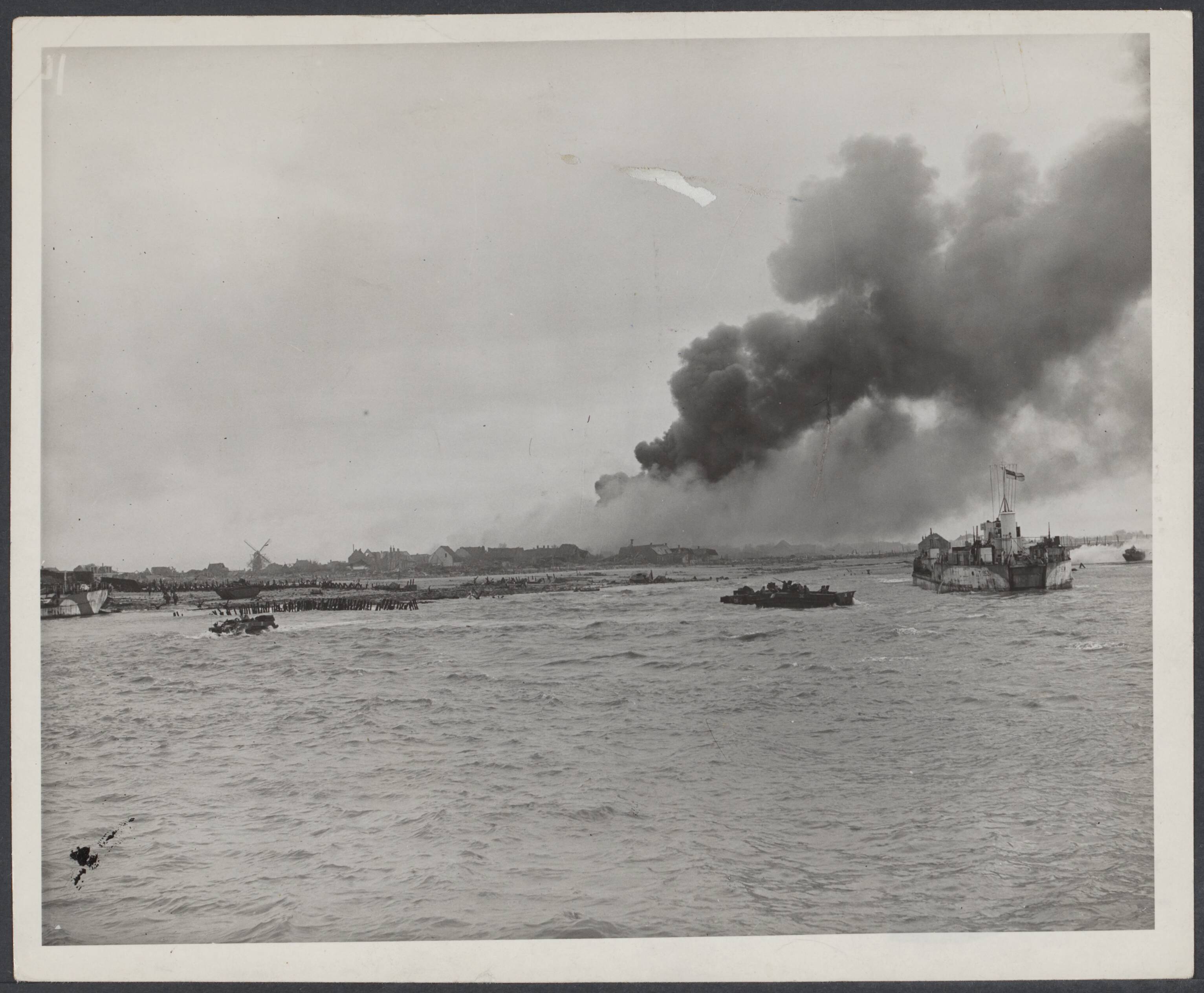Westkapelle. Raid op de wijk van - 1944 — [reeks: Raid Westkapelle] — Foto: Onbekend / Publiek Domein of Rechtenvrij. Licentie: Set B: Rechtenvrij / Publiek Domein. Bron: Nationaal Archief. http://hdl.handle.net/10648/3e4747b6-a2e9-496d-3b1f-aab05c0871cc