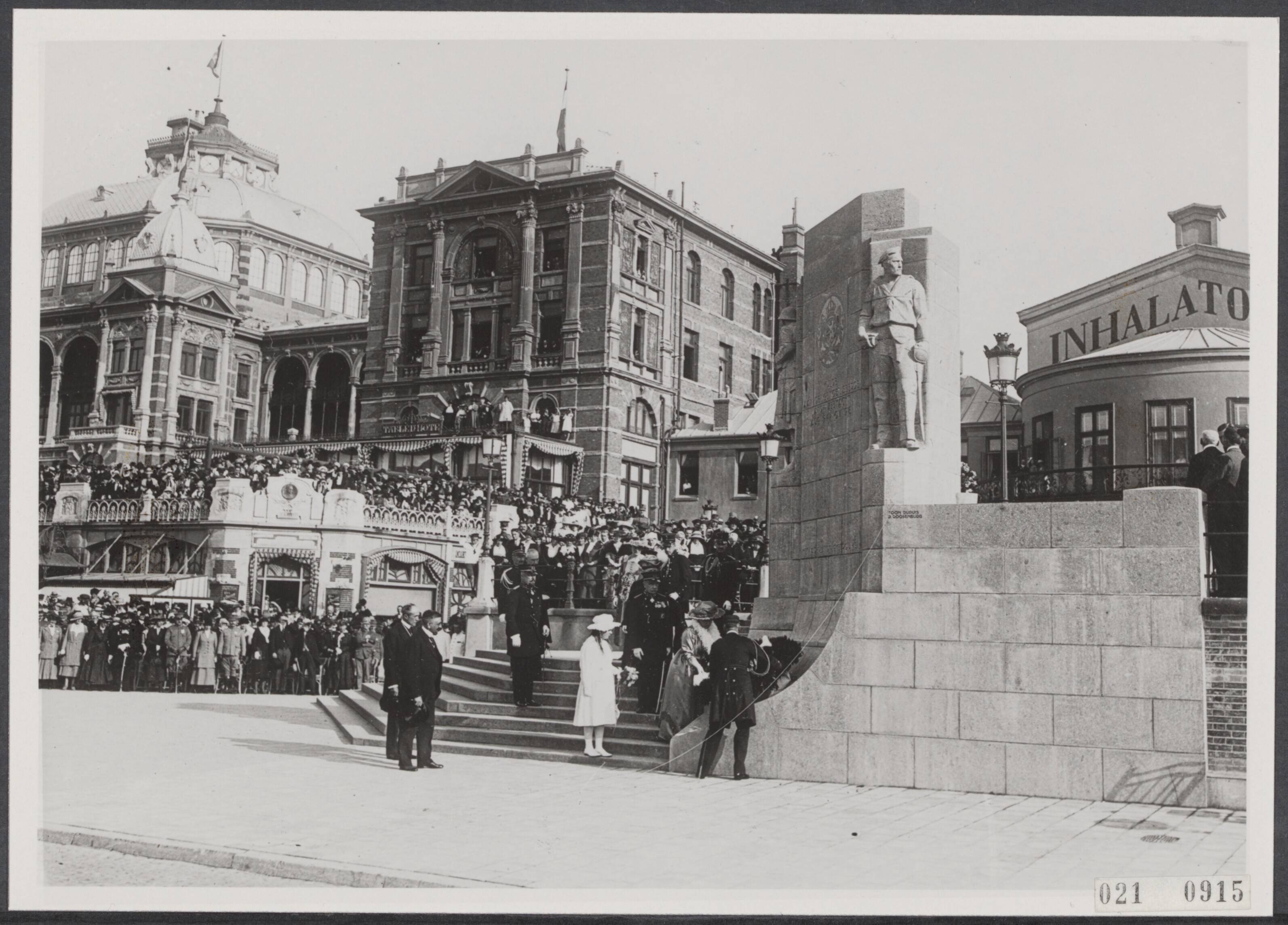 Fotocollectie Elsevier Binnenland — Koningin Wilhelmina, prins Hendrik en prinses Juliana tijdens onthulling van het leger- en vlootmonument te Scheveningen — Foto: Onbekend / Publiek Domein of Rechtenvrij. Licentie: Set B: Rechtenvrij / Publiek Domein. Bron: Nationaal Archief. http://hdl.handle.net/10648/add089ea-d0b4-102d-bcf8-003048976d84