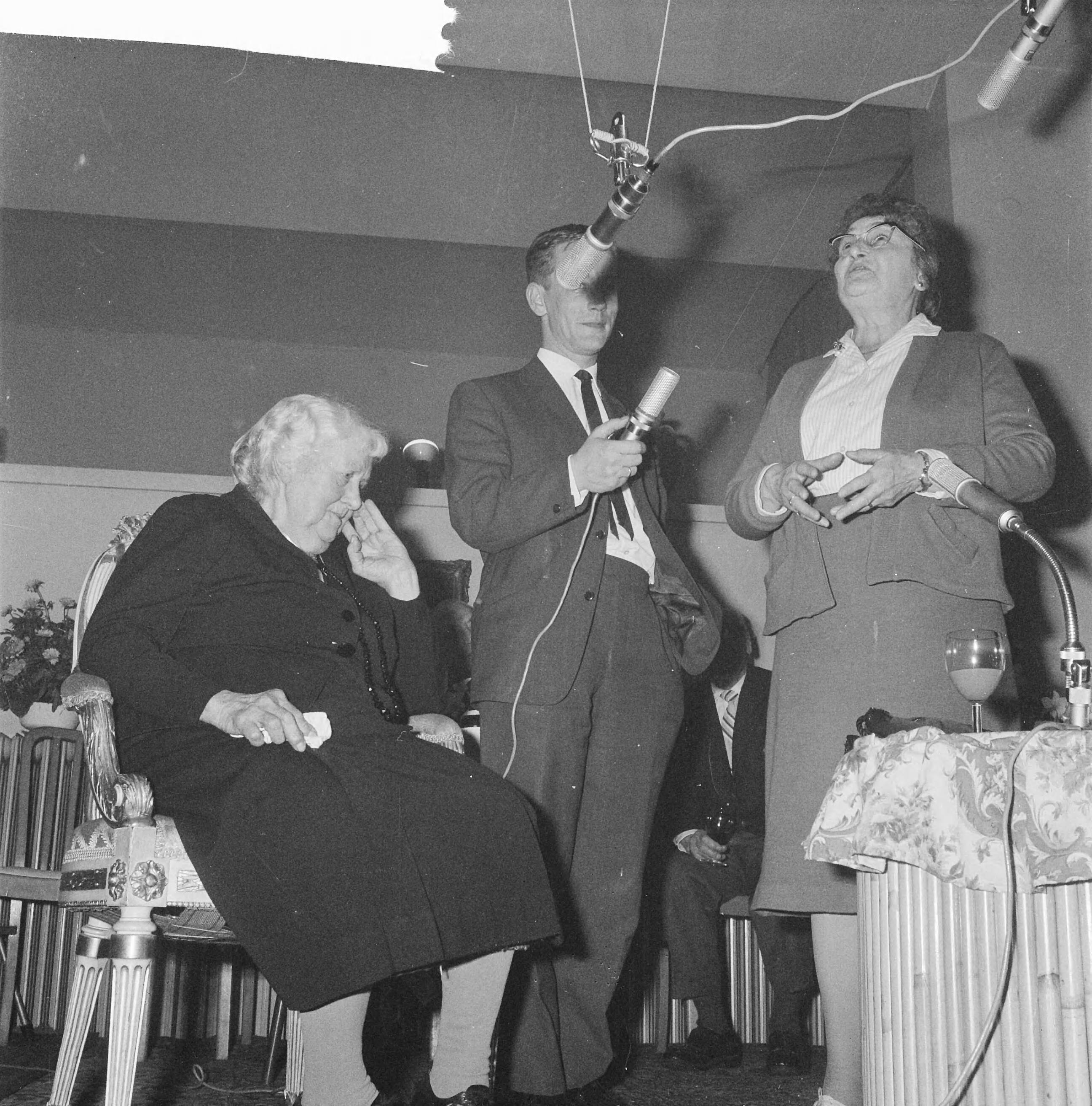 Fotocollectie Anefo — VARA-radioprogramma "Dit is uw Leven". mevrouw H. ter Hall-Köhler met presentator Bert Garthoff en mevrouw Steevens — Foto: Nijs, Jac. de / Anefo. Licentie: Set B: Rechtenvrij / Publiek Domein. Bron: Nationaal Archief. http://hdl.handle.net/10648/a9f7e9d0-d0b4-102d-bcf8-003048976d84
