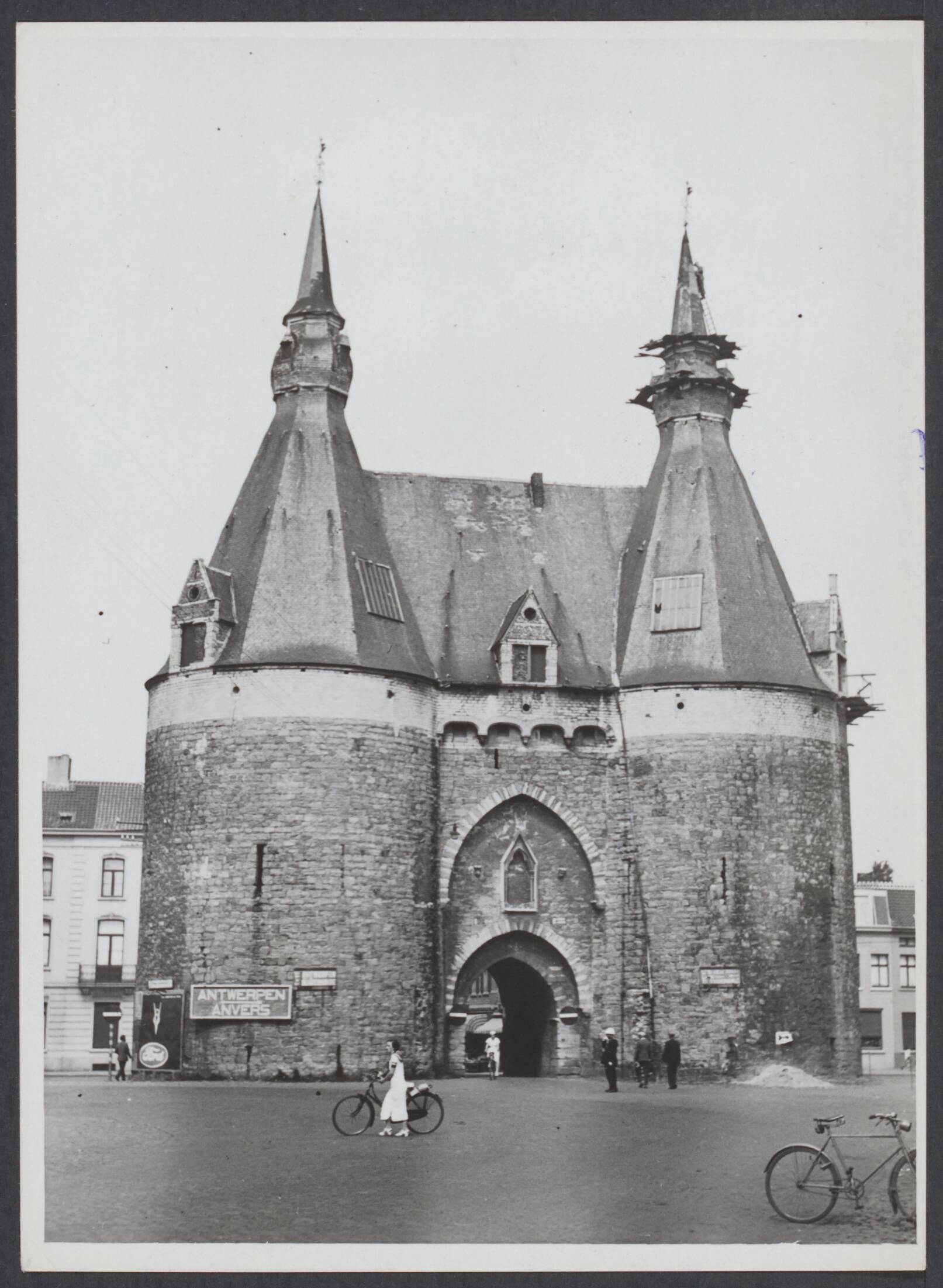 Mechelen — Mechelen. Brusselse Poort, landzijde — Foto: Onbekend / Publiek Domein of Rechtenvrij. Licentie: Set B: Rechtenvrij / Publiek Domein. Bron: Nationaal Archief. http://hdl.handle.net/10648/b357776d-86c6-b468-0299-edf411a9b3a7