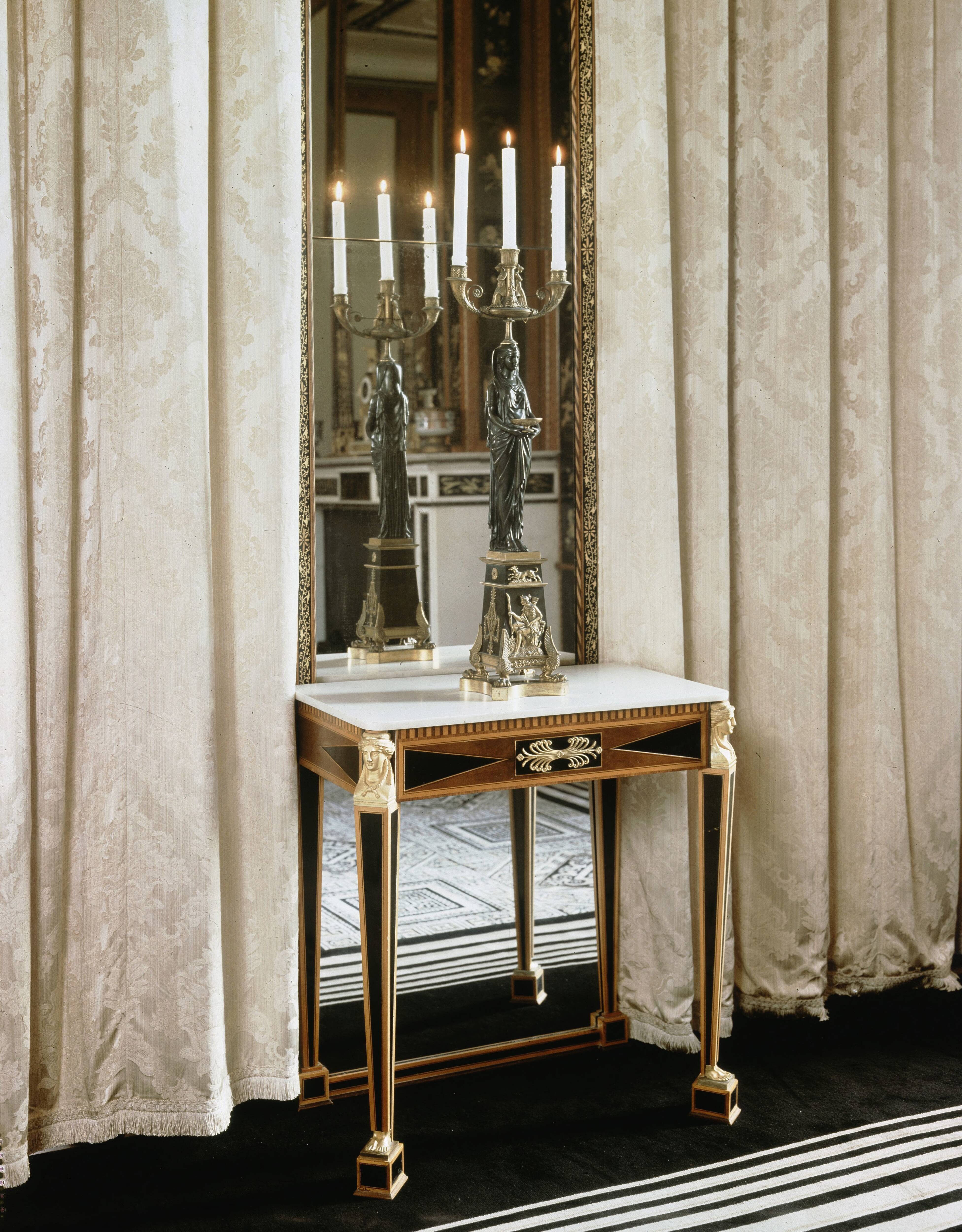 Paleis Huis ten Bosch te Den Haag — De Japanse zaal, kandelaar penanttafel — Foto: Hofmeester, Bart / RVD. Licentie: Set B: Rechtenvrij / Publiek Domein. Bron: Nationaal Archief. http://hdl.handle.net/10648/afa8b4c2-d0b4-102d-bcf8-003048976d84