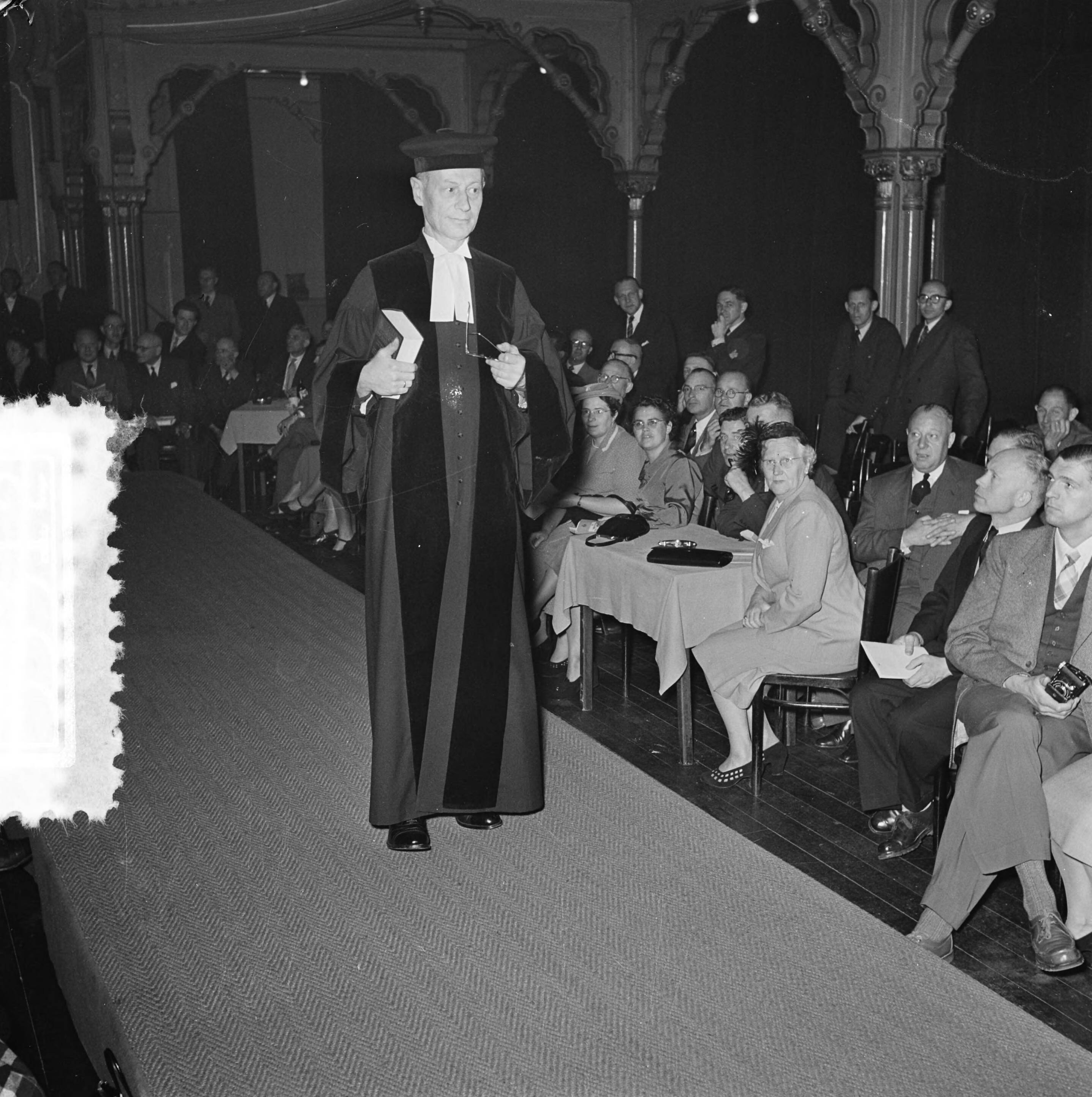 Fotocollectie Anefo — 1e Nationale Show van Dames- en Herenmaatkleding te Den Haag — Foto: Noske, J.D. / Anefo. Licentie: Set B: Rechtenvrij / Publiek Domein. Bron: Nationaal Archief. http://hdl.handle.net/10648/a90045f4-d0b4-102d-bcf8-003048976d84