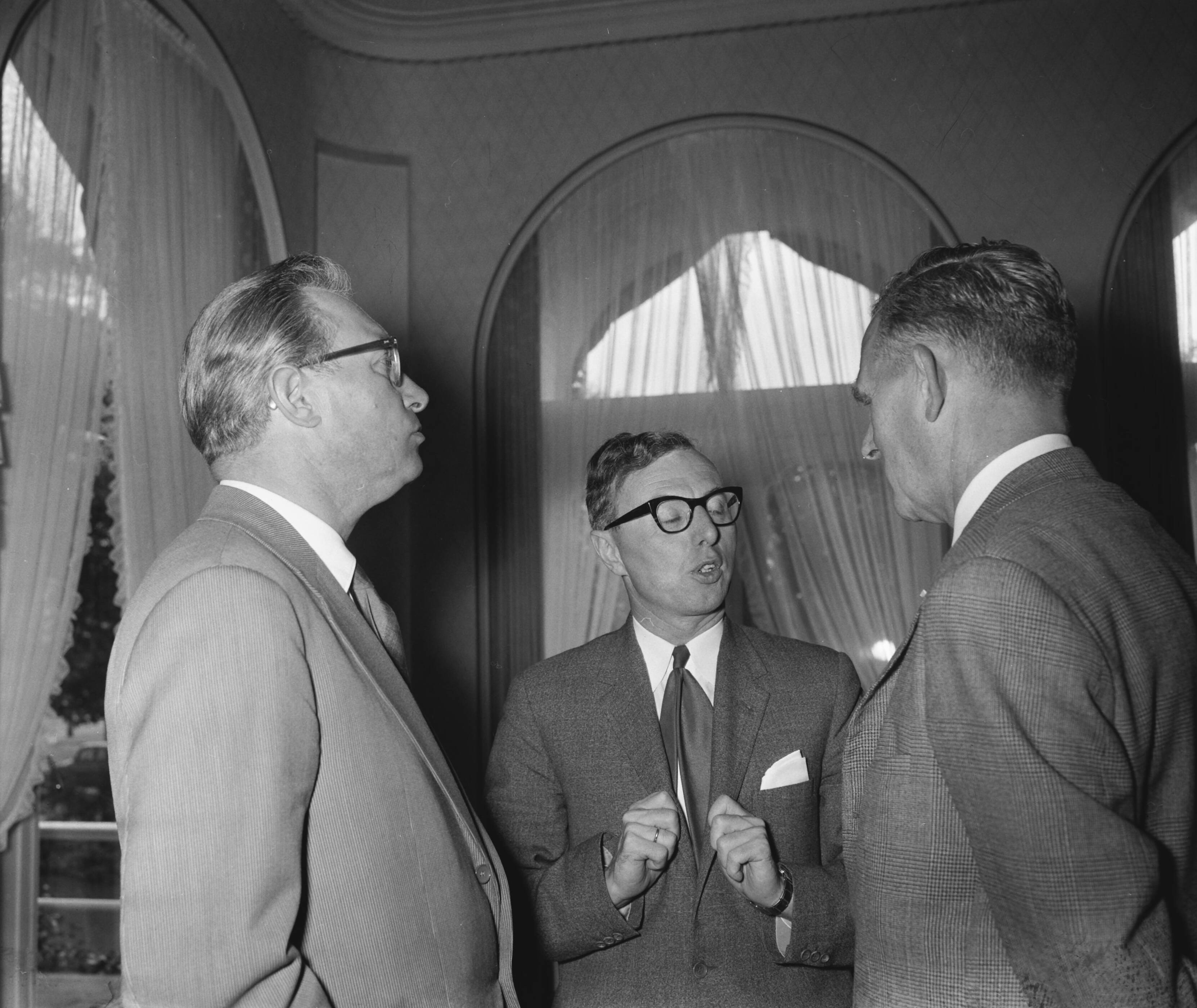 Fotocollectie Anefo — Gesprek over prijzen in de "Witta Brug" in Den Haag. V.l.n.r. Prof. G. Brouwer (secretaris-generaal Economische Zaken), minister Zijlstra , drs. J. H. D. van der Kwast — Foto: Bilsen, Joop van / Anefo. Licentie: Set B: Rechtenvrij / Publiek Domein. Bron: Nationaal Archief. http://hdl.handle.net/10648/a985da8e-d0b4-102d-bcf8-003048976d84